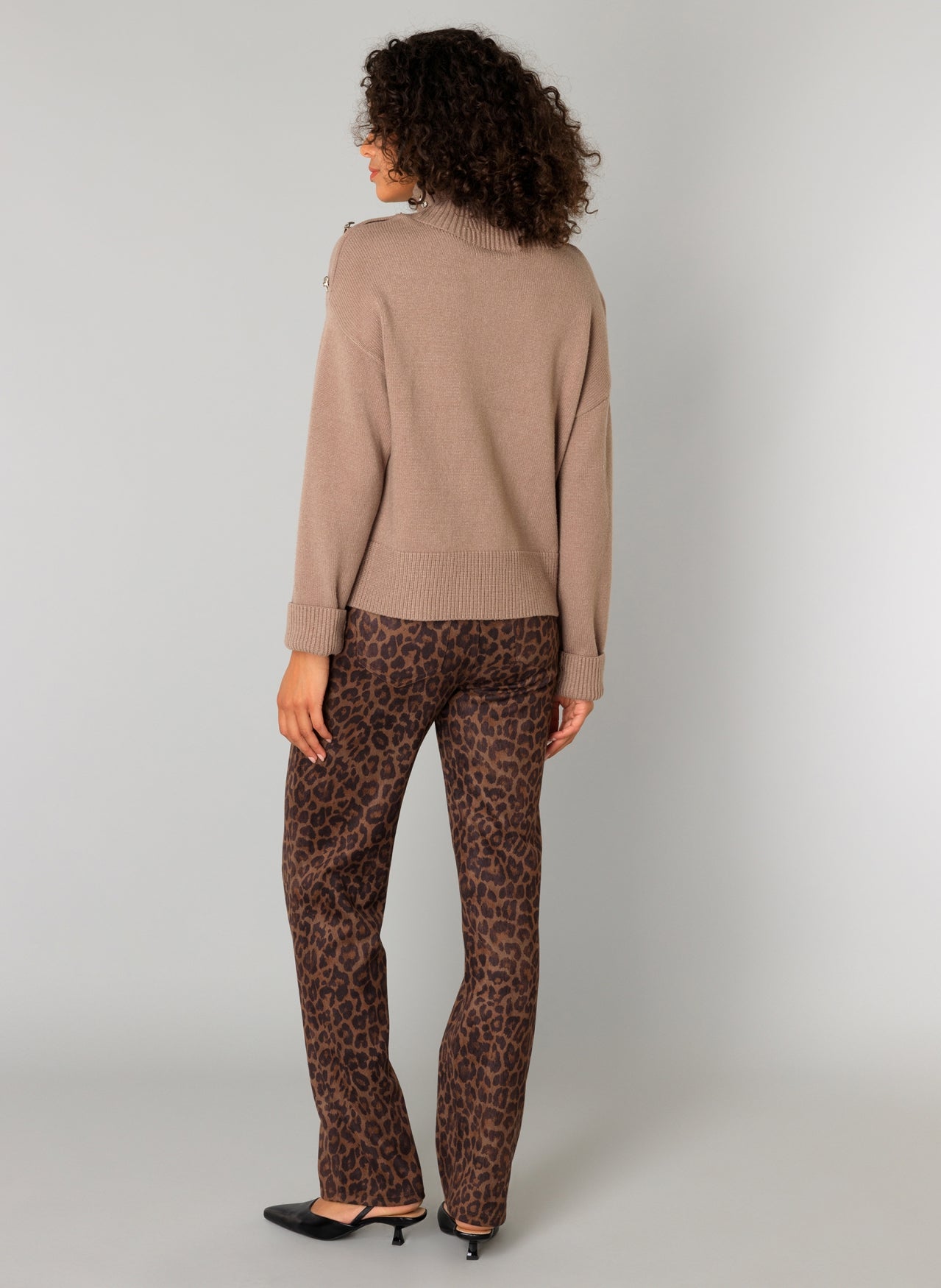 Yest trui soft taupe met knopen detail model Chantal