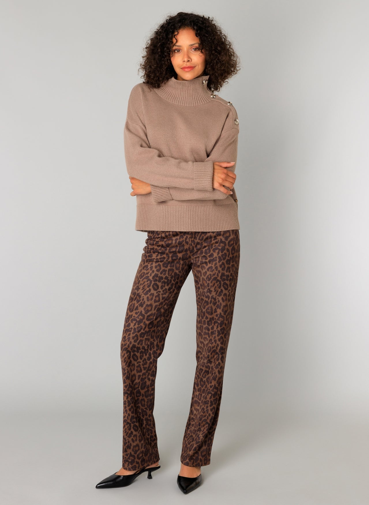 Yest trui soft taupe met knopen detail model Chantal