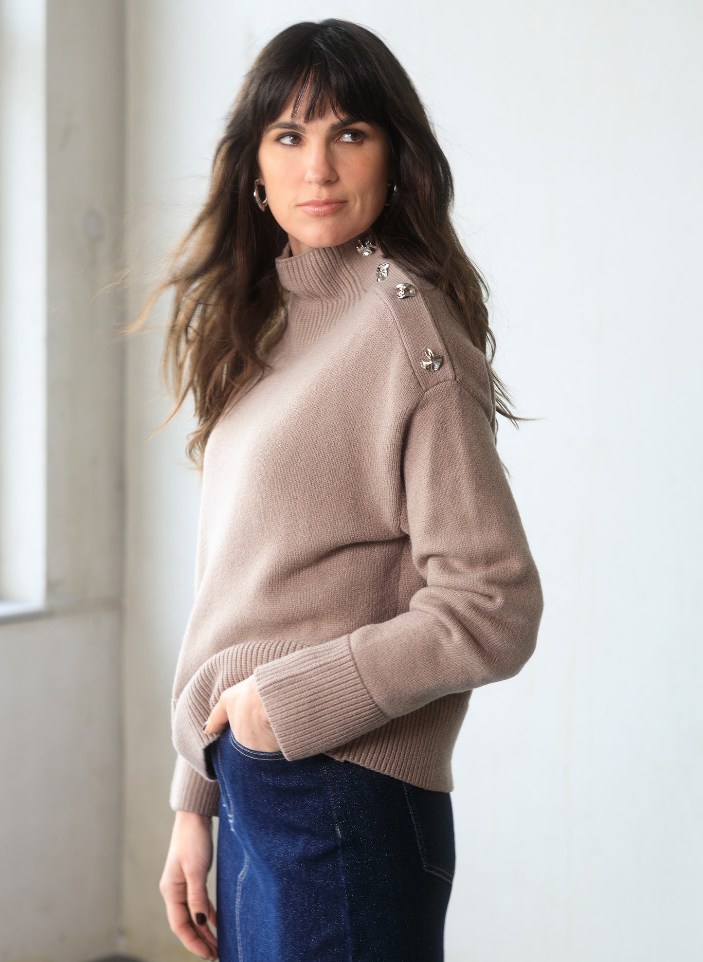 Yest trui soft taupe met knopen detail model Chantal