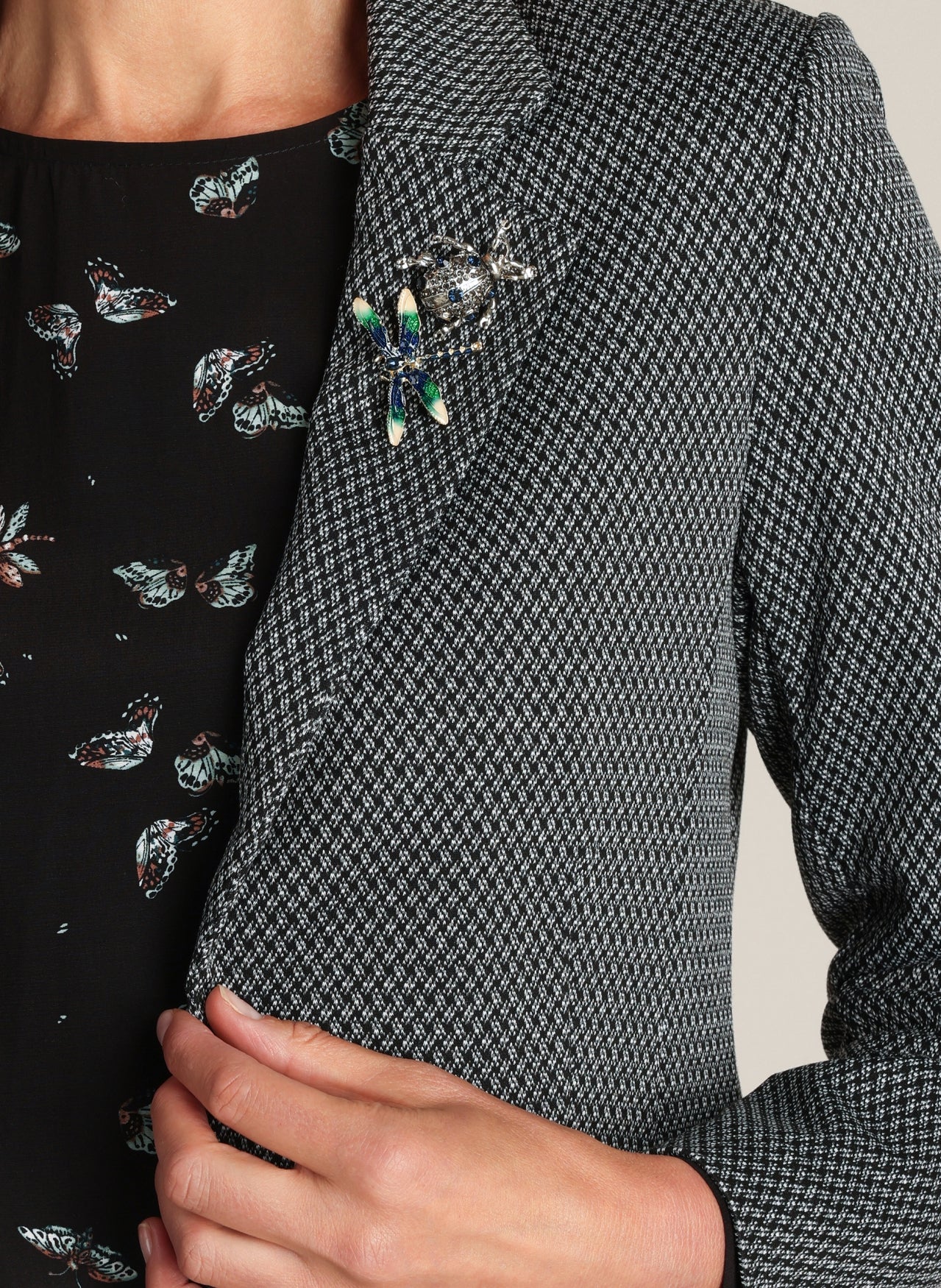 Yest blazer zwart wit print met broche model Dorothy black off white