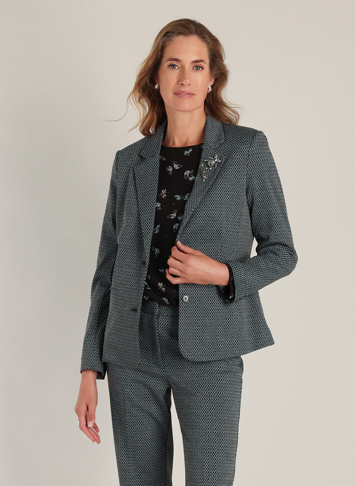 Yest blazer zwart wit print met broche model Dorothy black off white