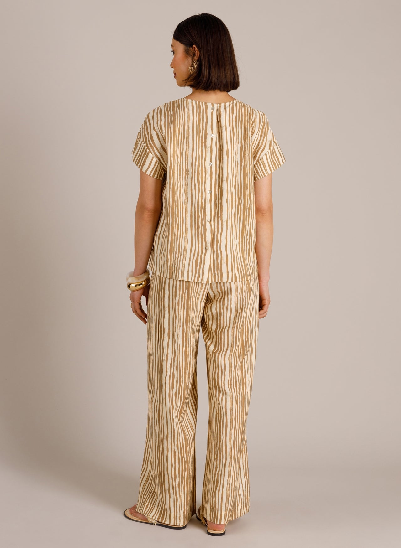 Yest blouse offwhite met zand kleur strepen print model Tomasina essential summer taupe