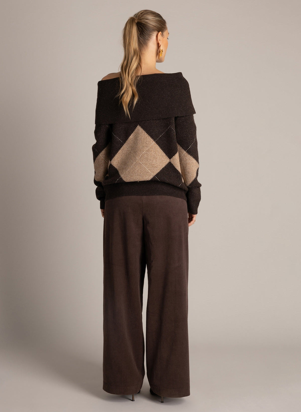 Yest trui offshoulder argyle bruine print model Umara brown