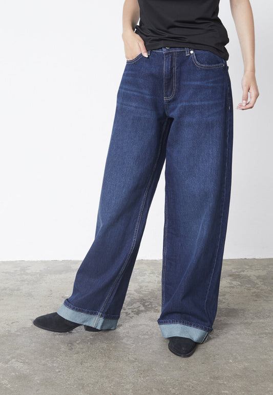 Sisters Point jeans donker blauw met omslag model Ollie dark blue wash