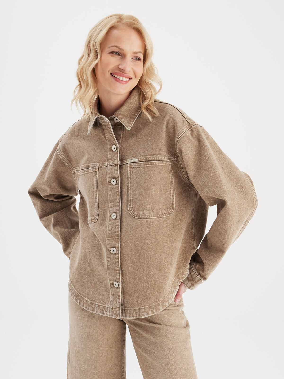 COJ denim jacket camel oversized fit model Tamara Peanut