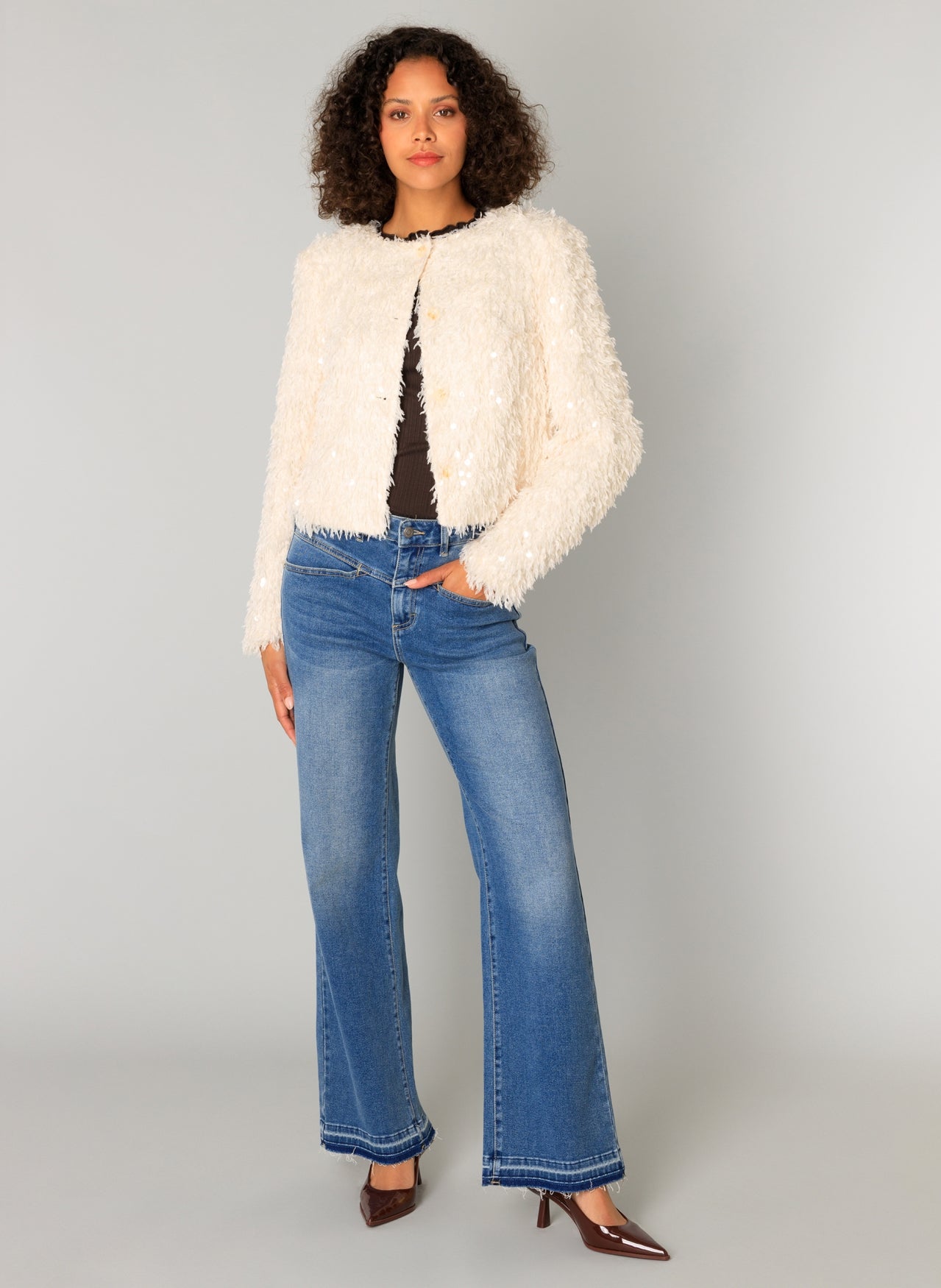 Yest vest jasje offwhite met fluffy stof met pailletten model Clemence sandy white