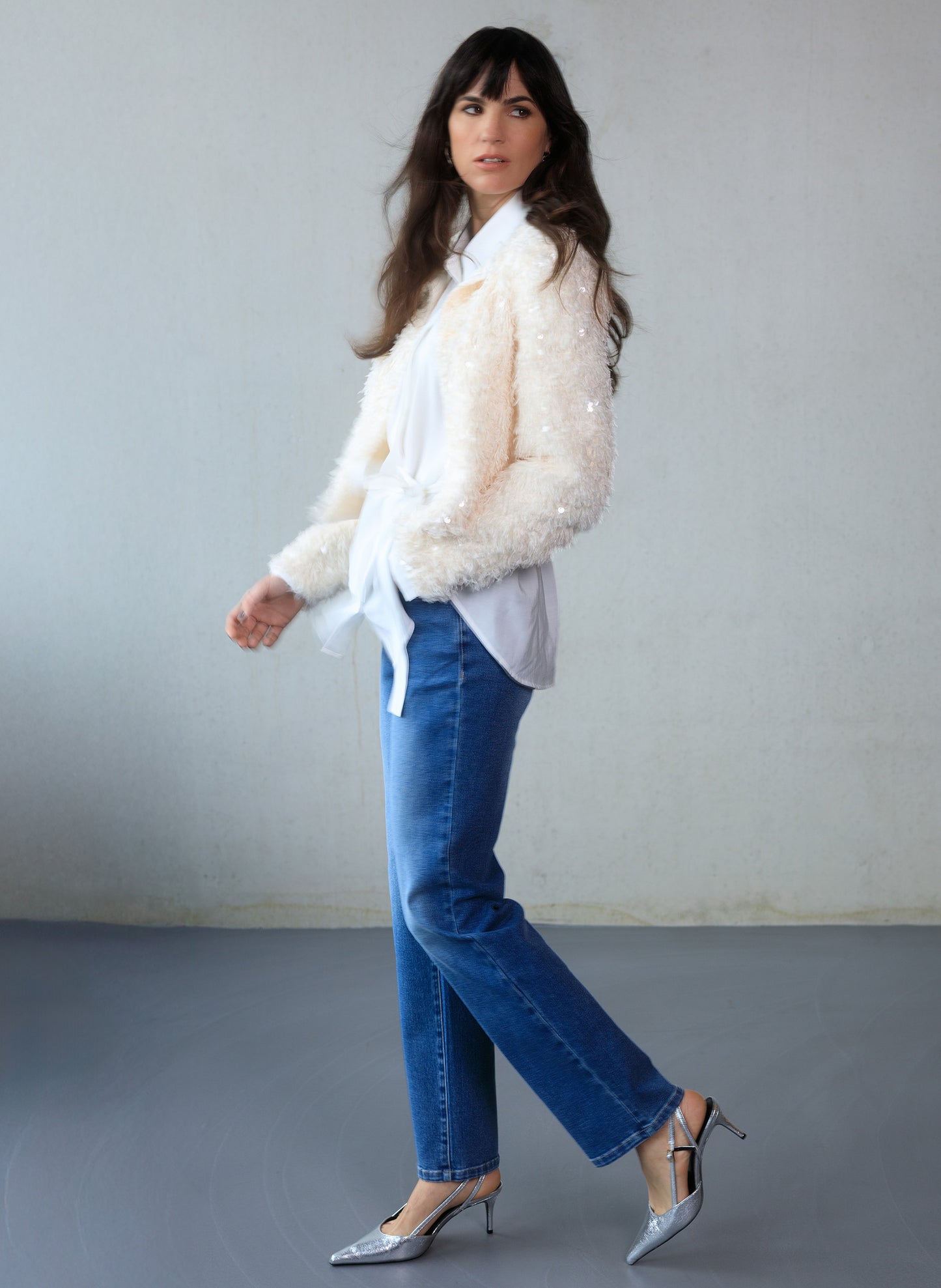 Yest vest jasje offwhite met fluffy stof met pailletten model Clemence sandy white