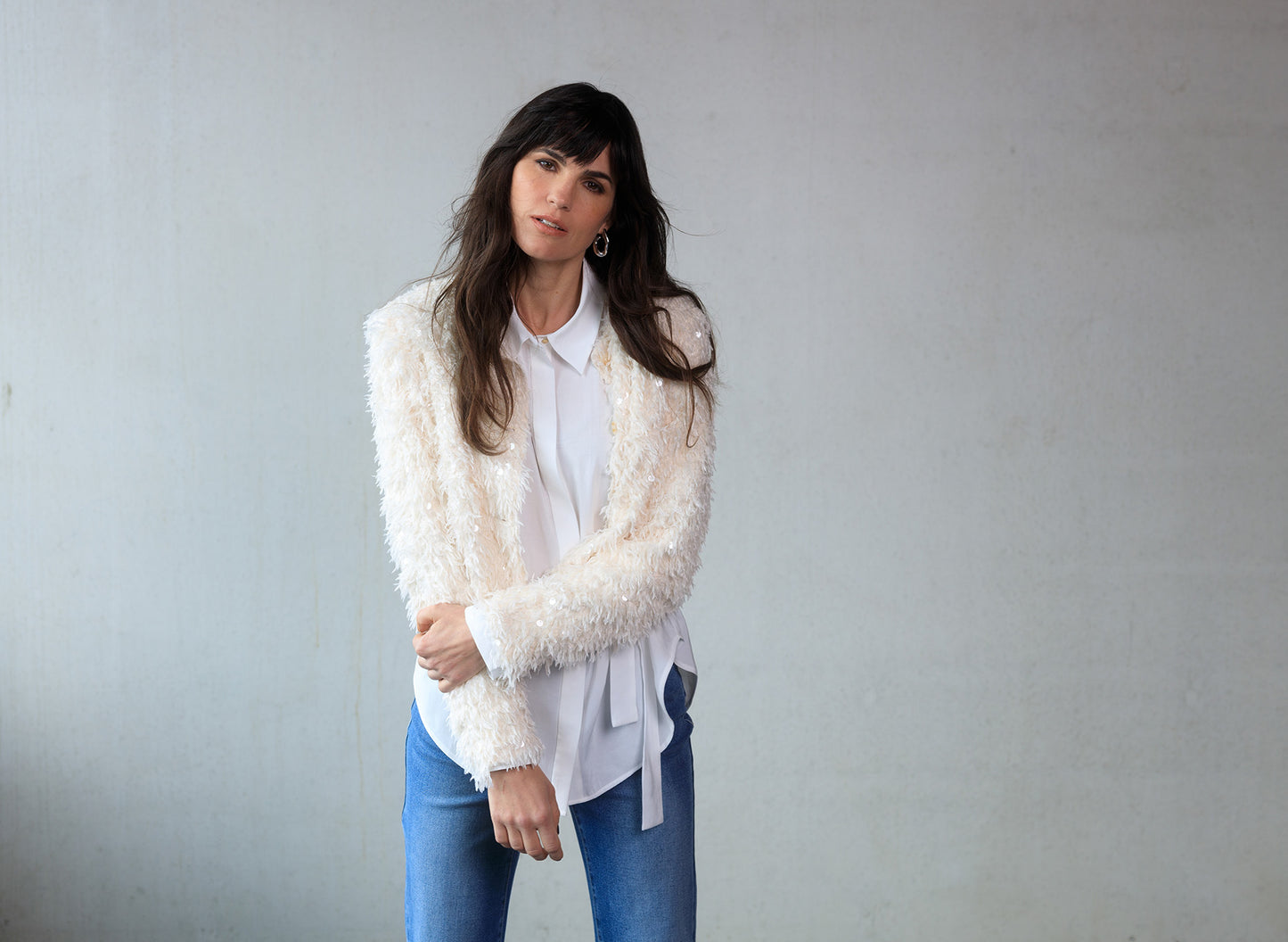 Yest vest jasje offwhite met fluffy stof met pailletten model Clemence sandy white