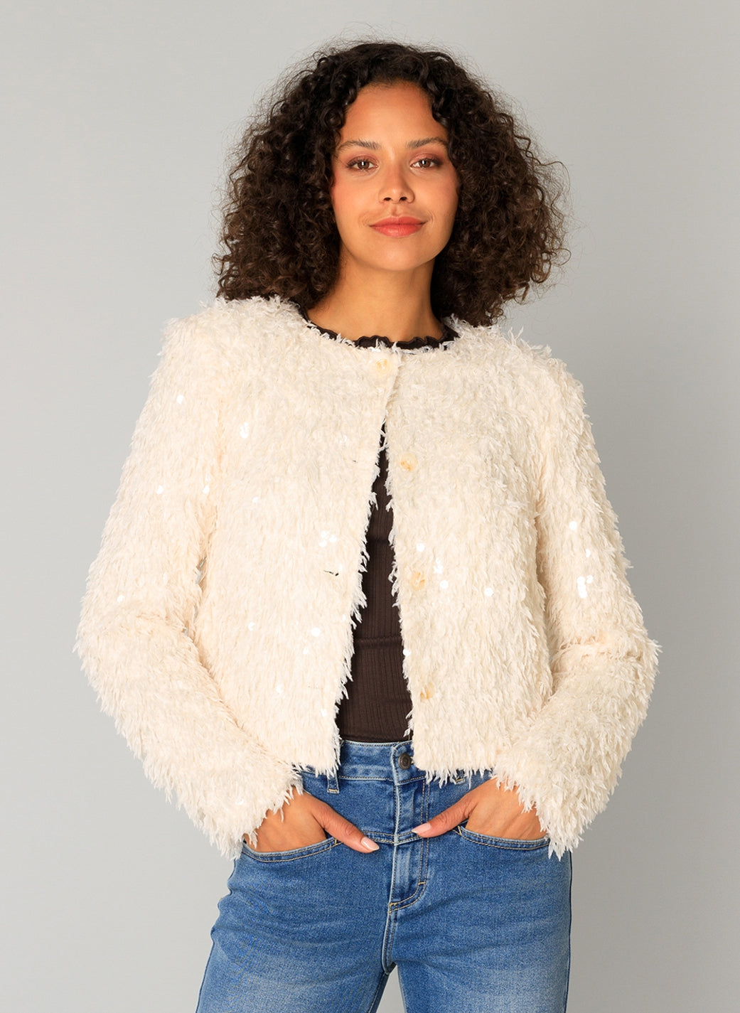Yest vest jasje offwhite met fluffy stof met pailletten model Clemence sandy white