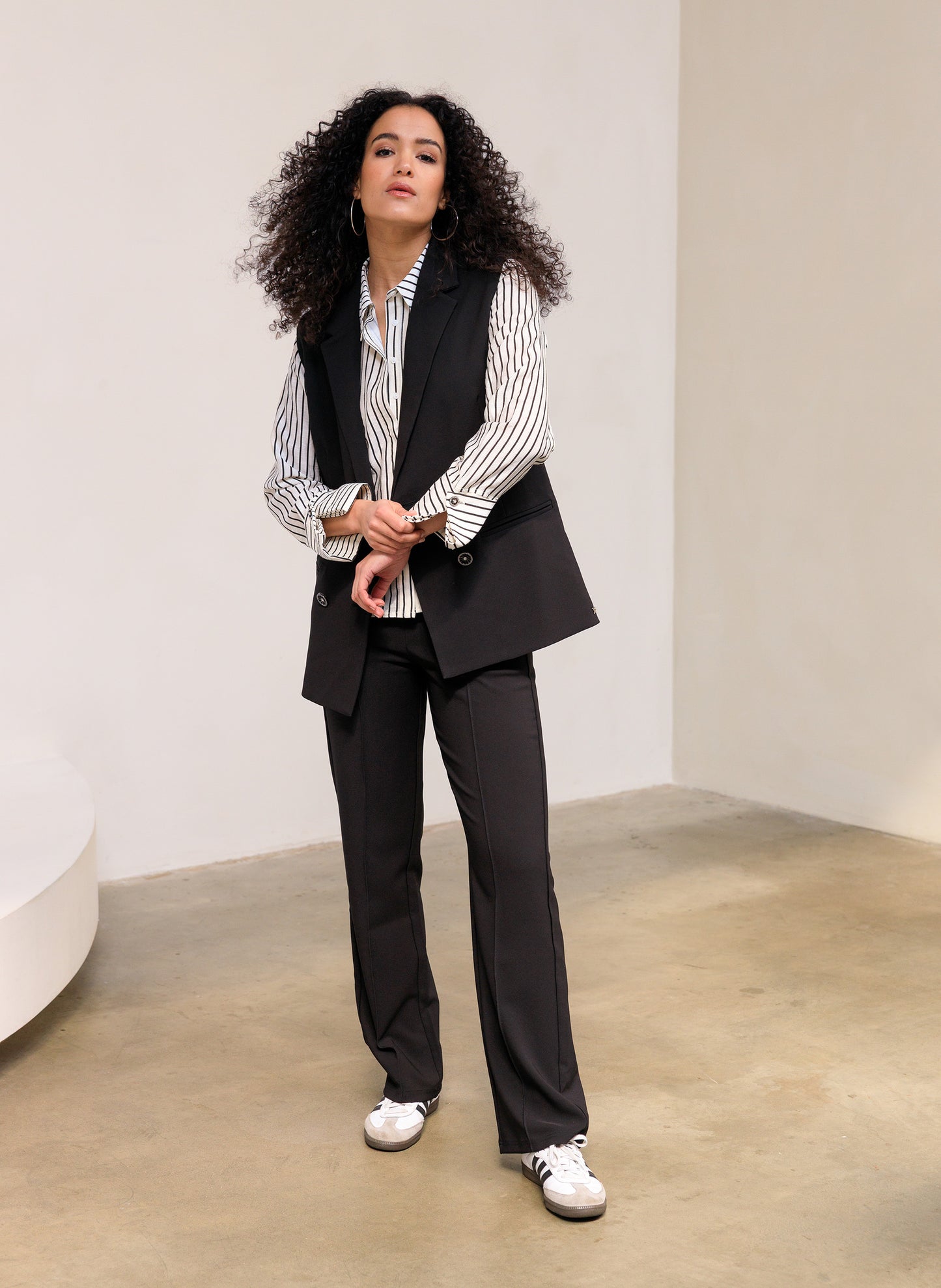 Ivy Beau blouse zwart wit gestreept model Syra pinstripe