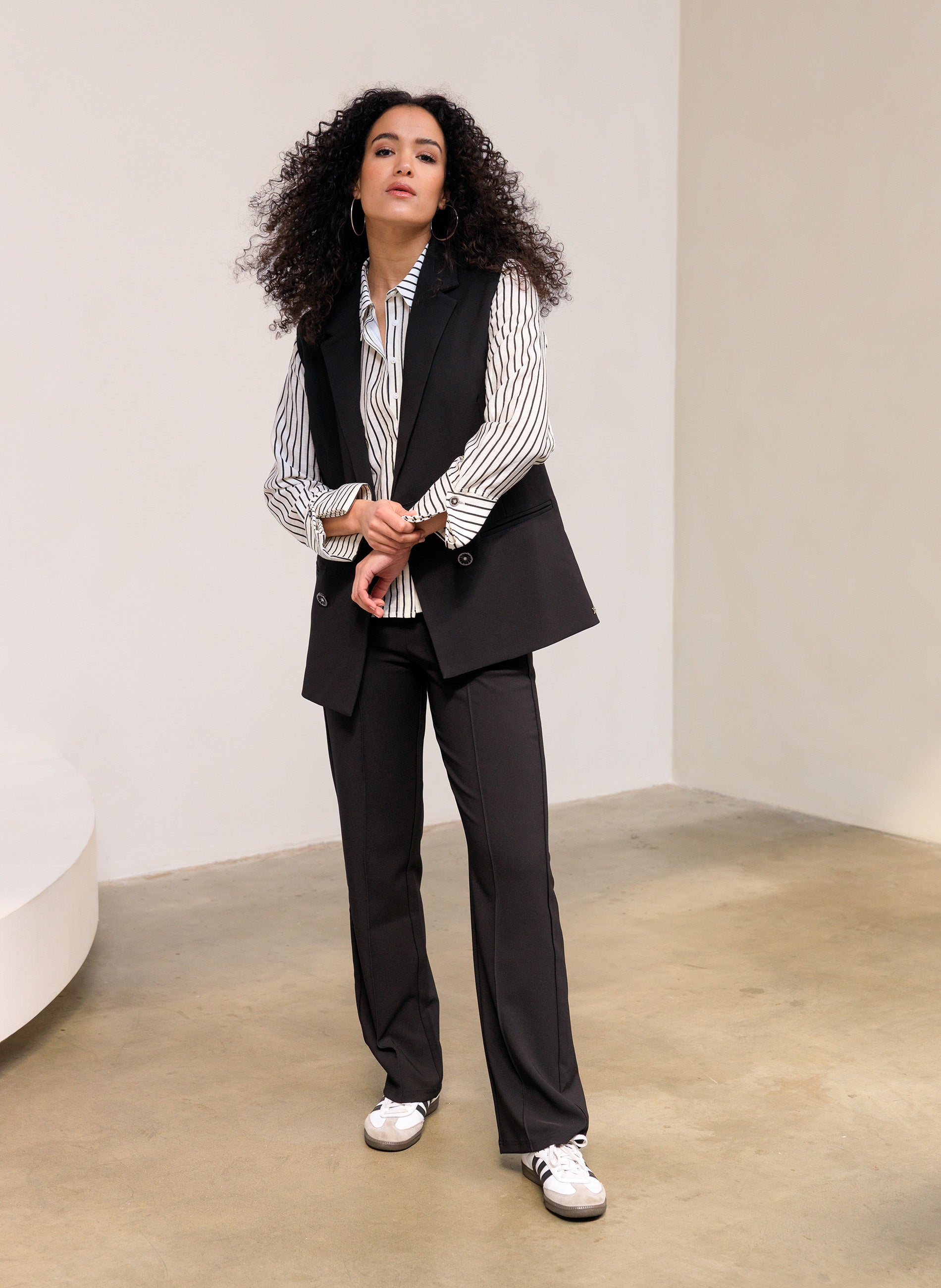Ivy Beau blouse zwart wit gestreept model Syra pinstripe