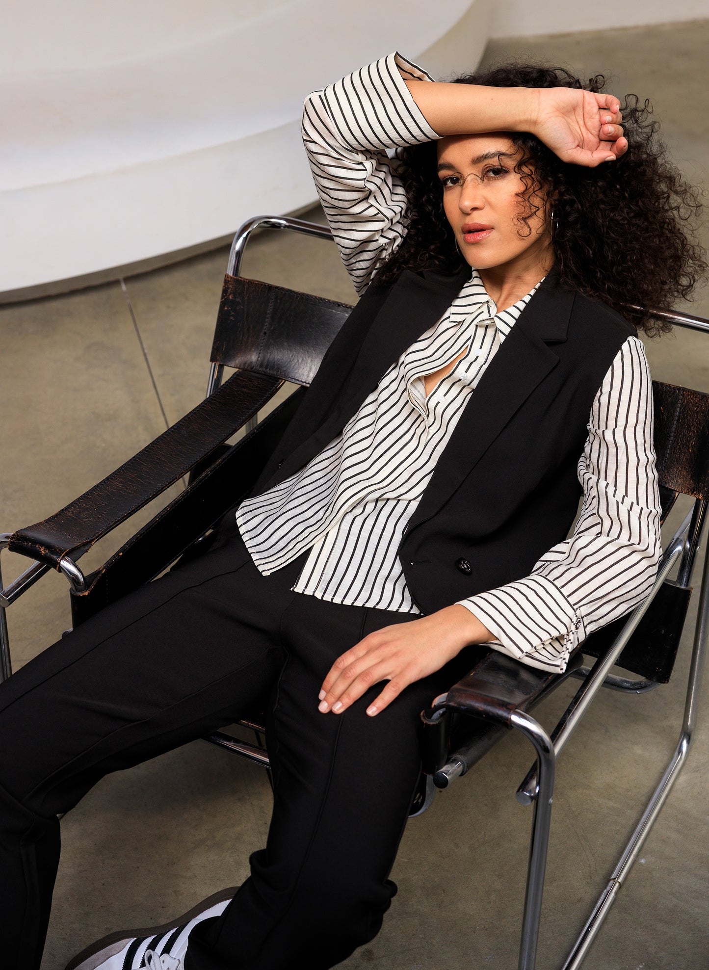 Ivy Beau blouse zwart wit gestreept model Syra pinstripe