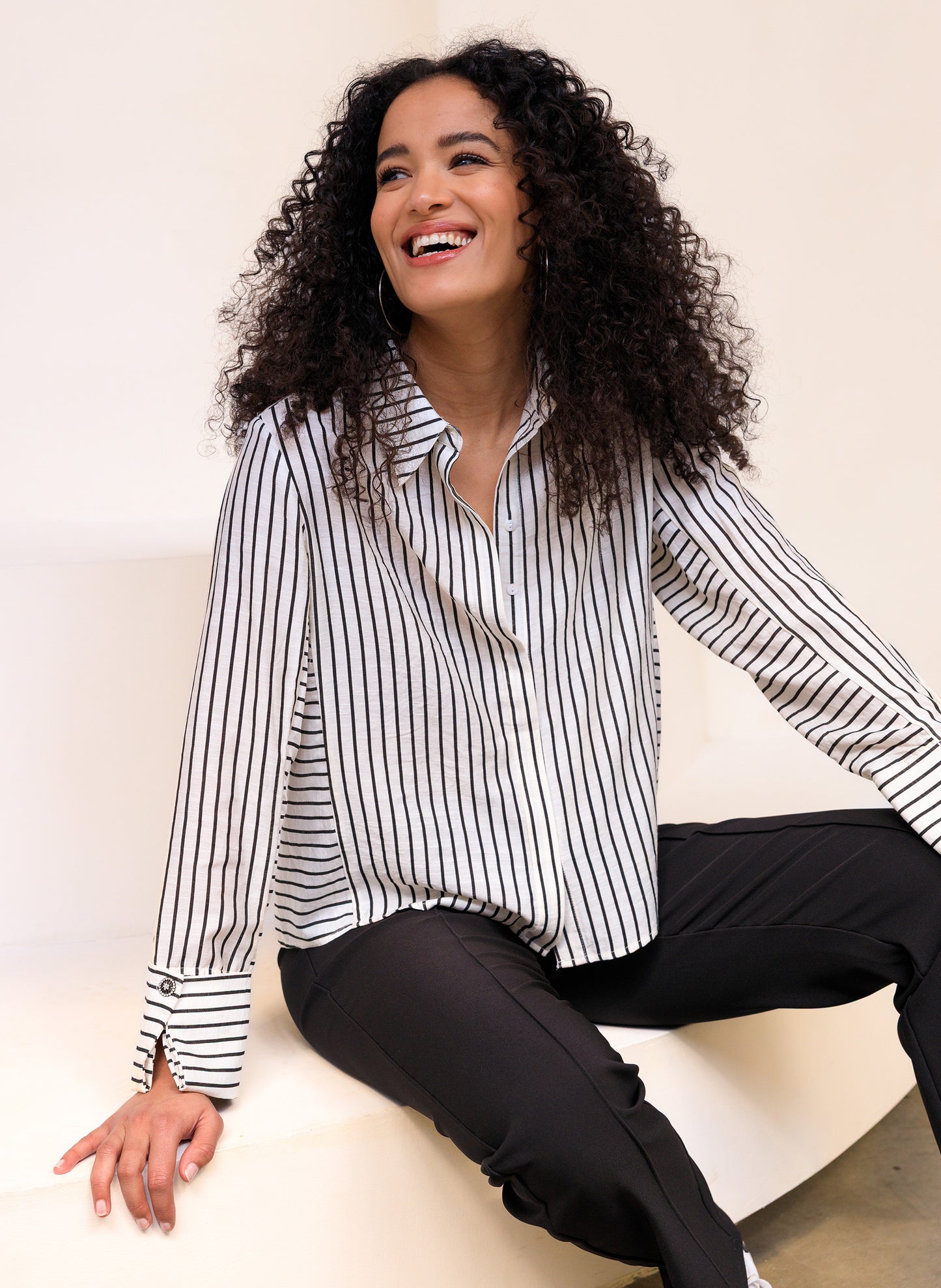 Ivy Beau blouse zwart wit gestreept model Syra pinstripe