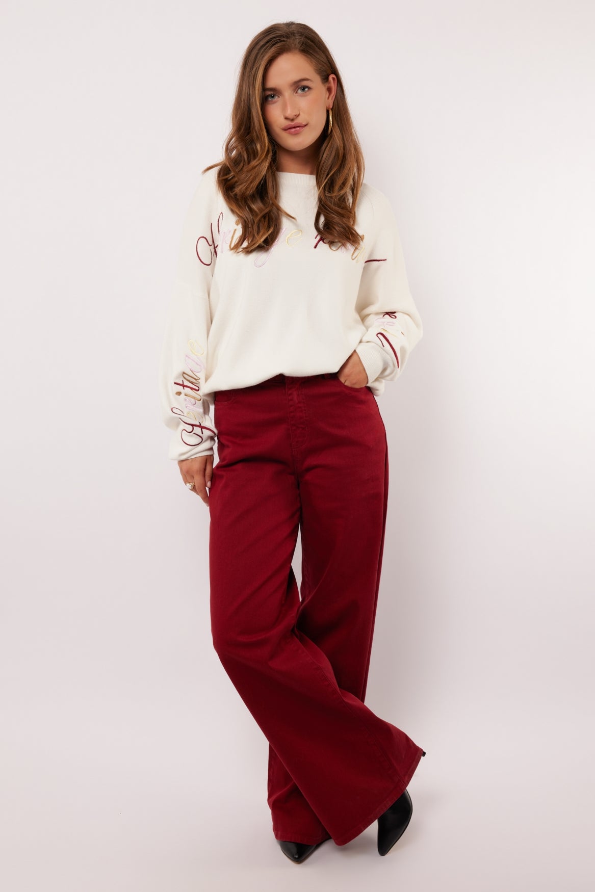 Fluresk jeans rood wide fit model Verina rhubarb