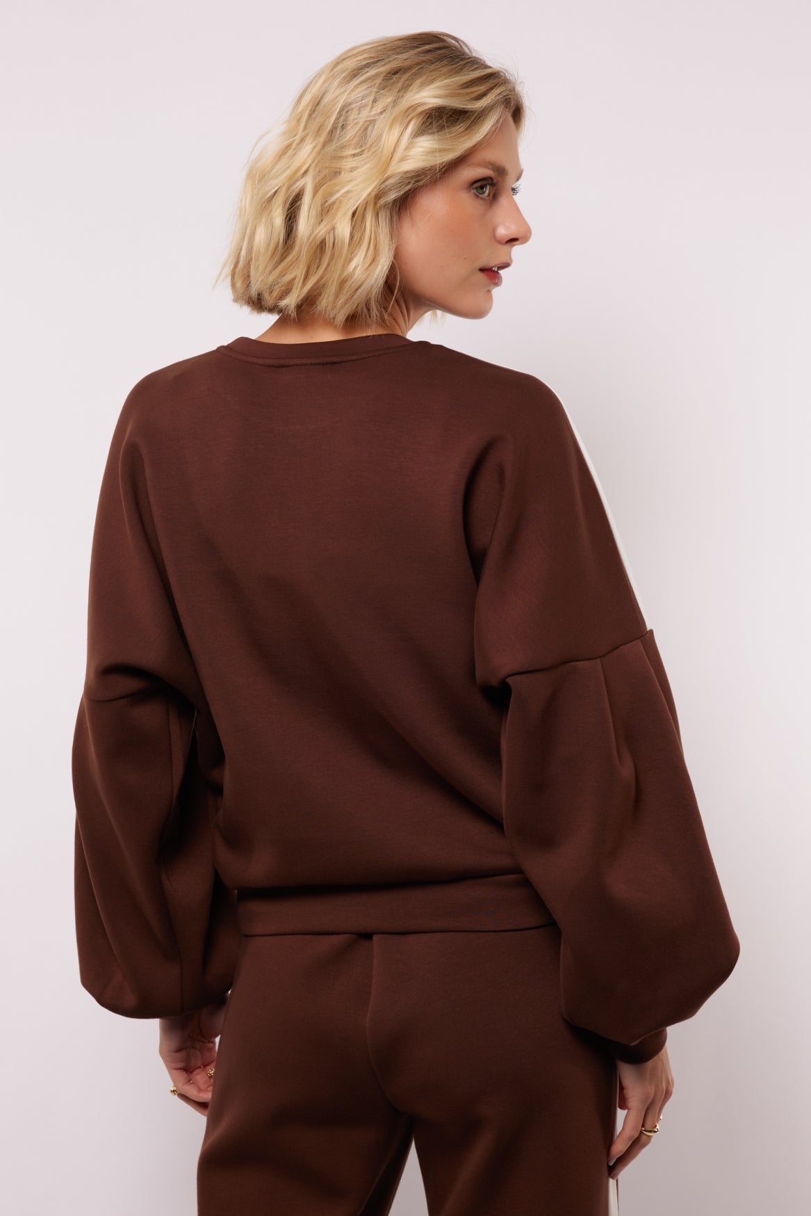 Fluresk sweater bruin met wit detail model Keilani mocha brown