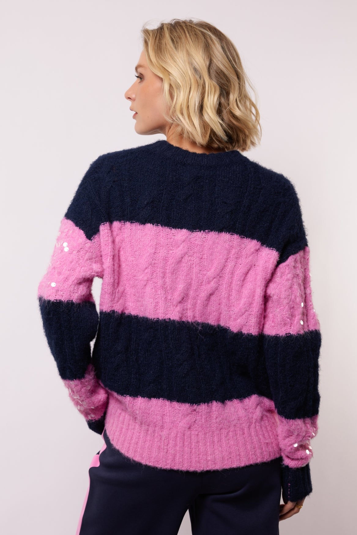 Fluresk trui roze met blauw gestreept pailletten detail model selera knit sweater begonia pink midnight blue