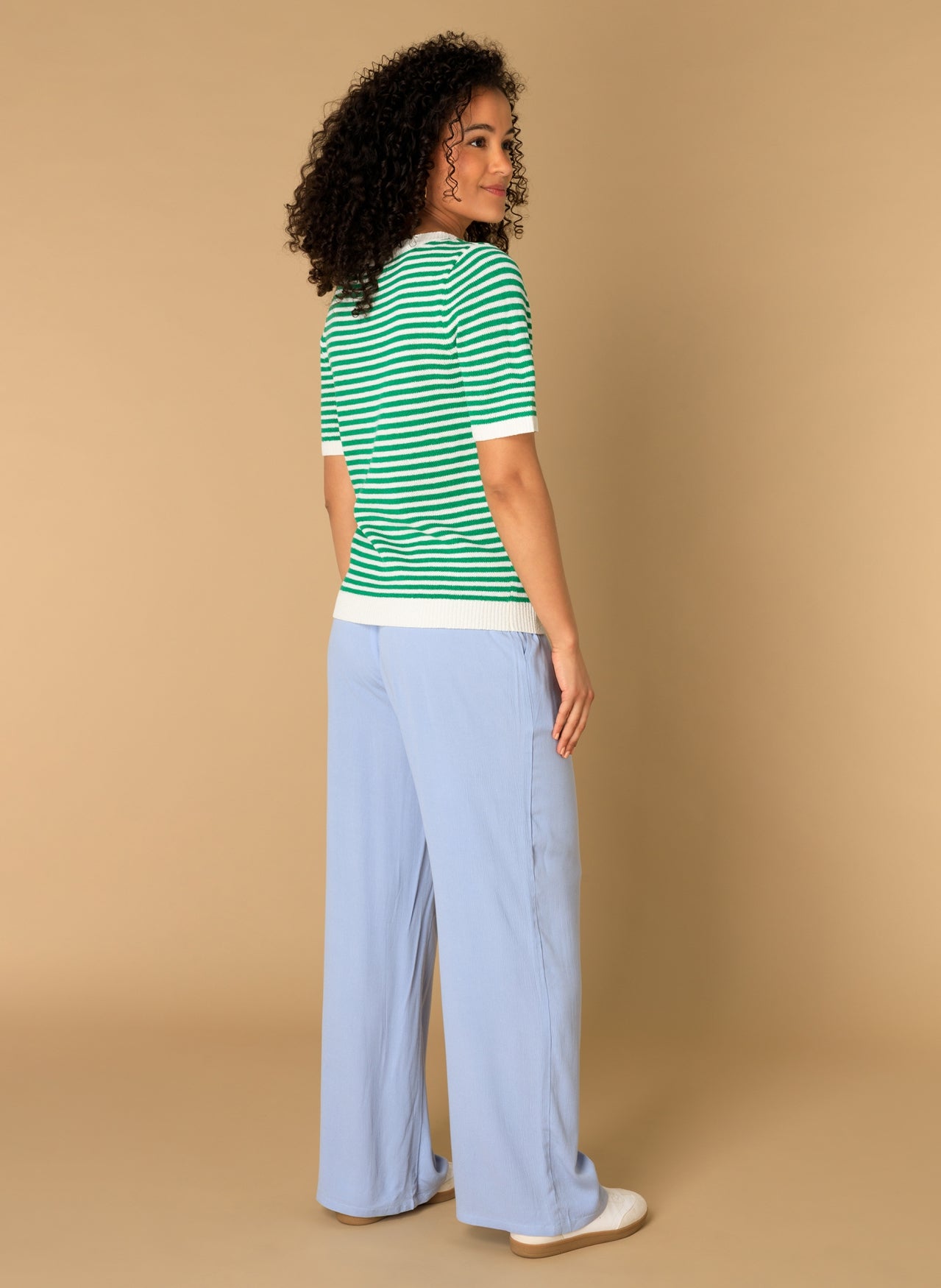Ivy Beau truitje groen met offwhite strepen model Maia smaragd green multi