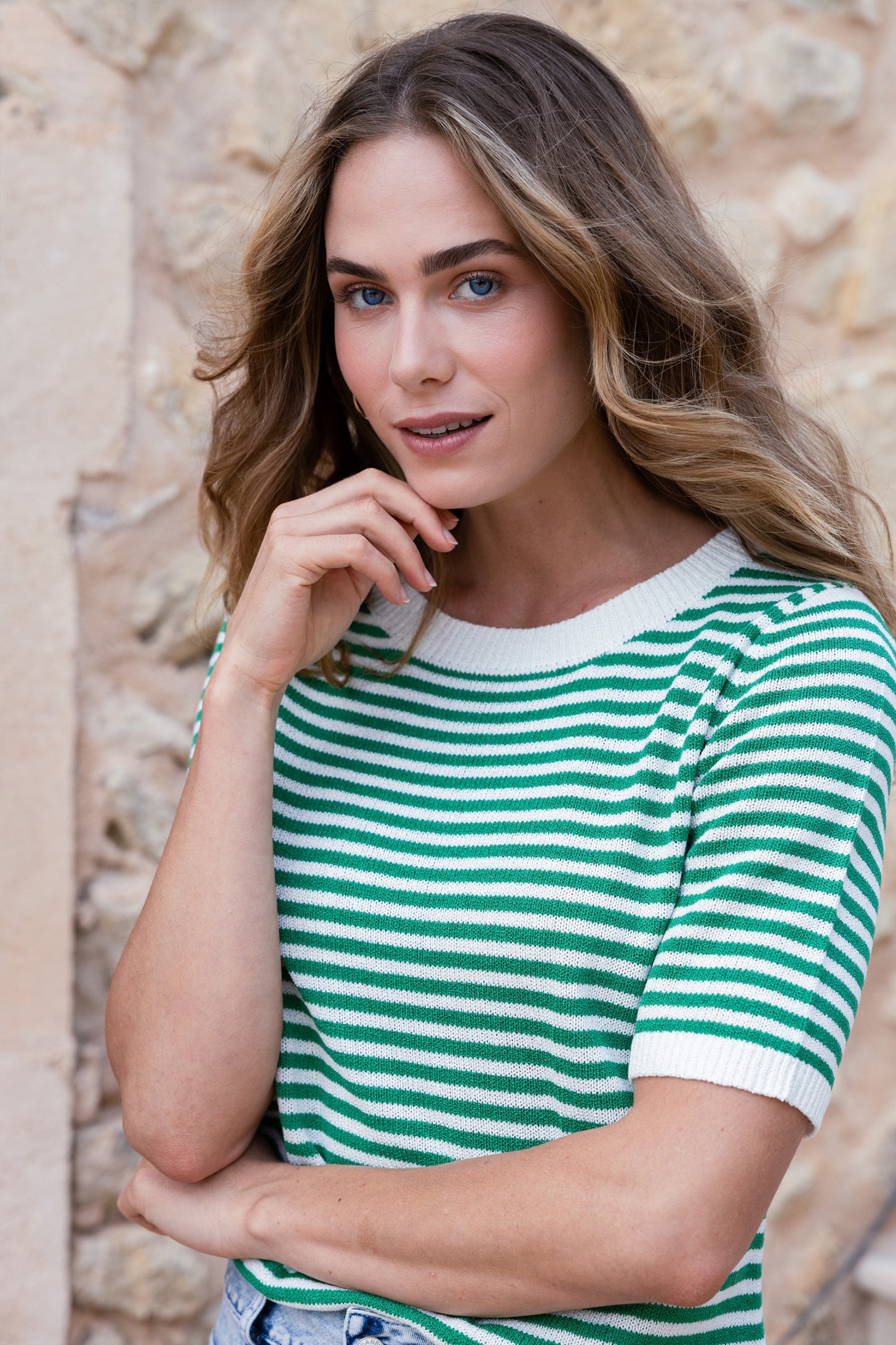Ivy Beau truitje groen met offwhite strepen model Maia smaragd green multi