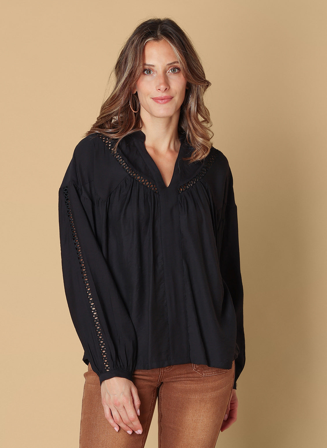 Ivy Beau blouse zwart met kant detail model Soumia