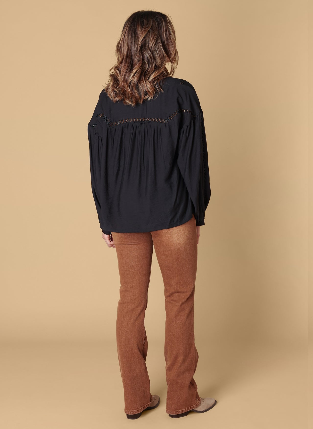 Ivy Beau blouse zwart met kant detail model Soumia