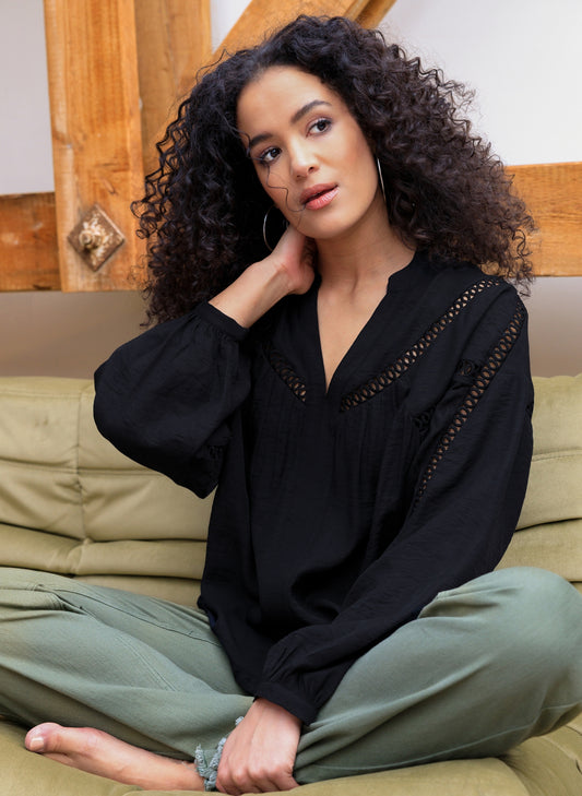 Ivy Beau blouse zwart met kant detail model Soumia