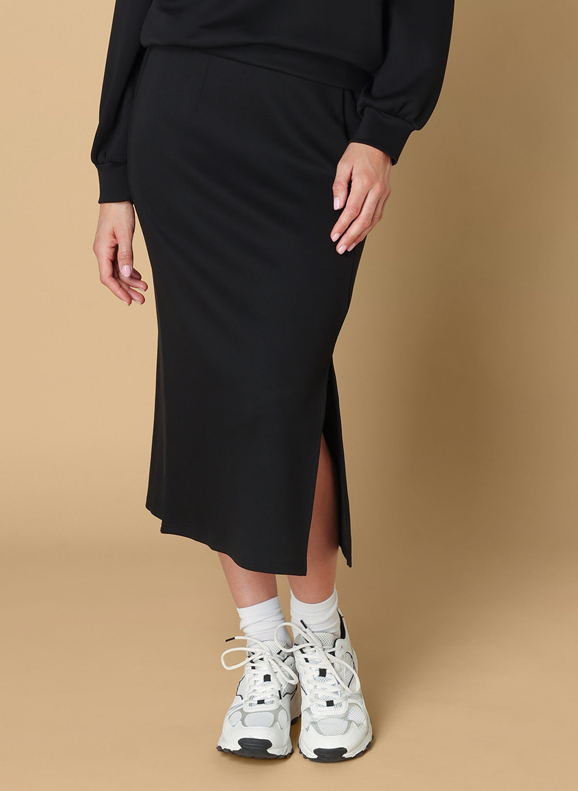 Ivy Beau rok zwart zacht sweater stof model Shanon black