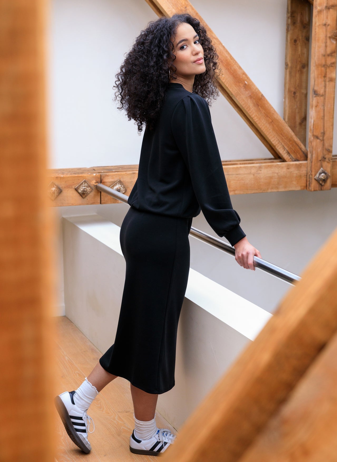 Ivy Beau rok zwart zacht sweater stof model Shanon black