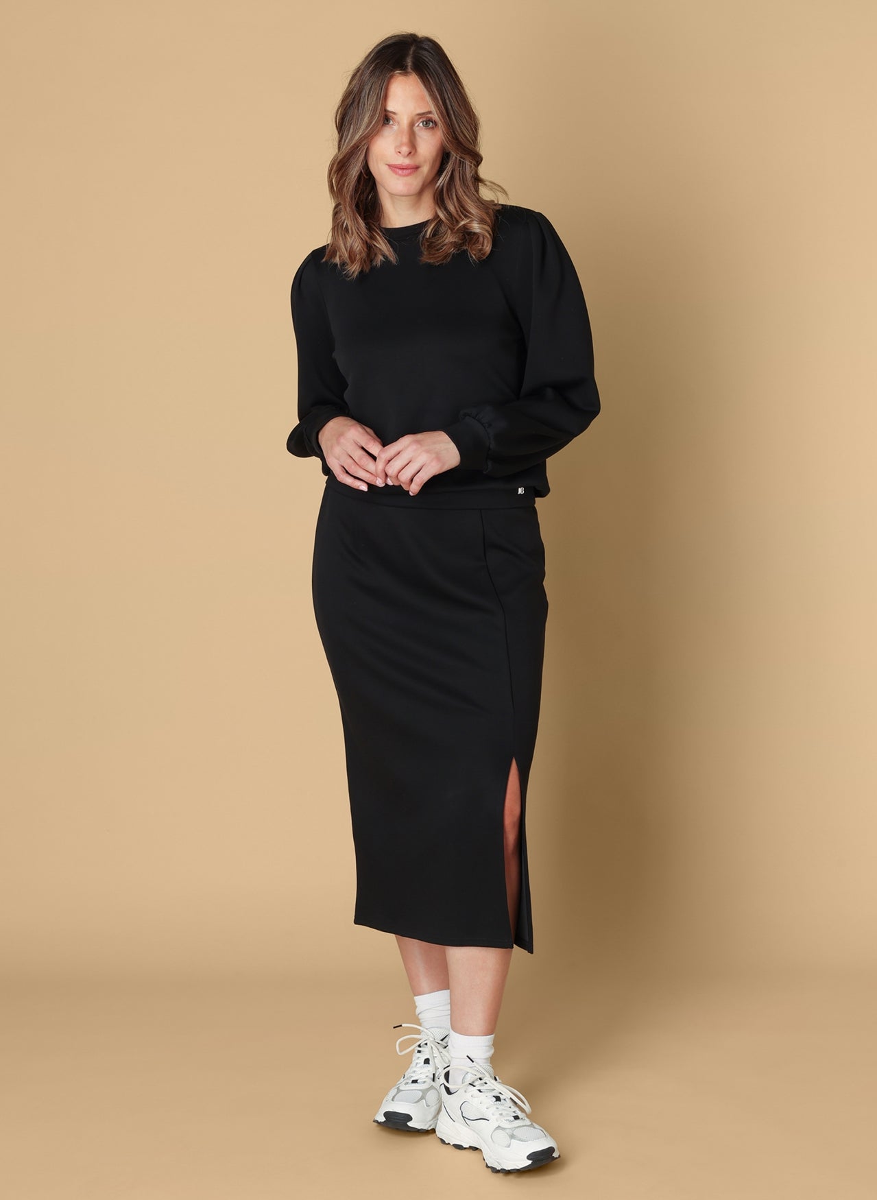 Ivy Beau sweater zwart zachte stof met pof mouwtje model Stelle black