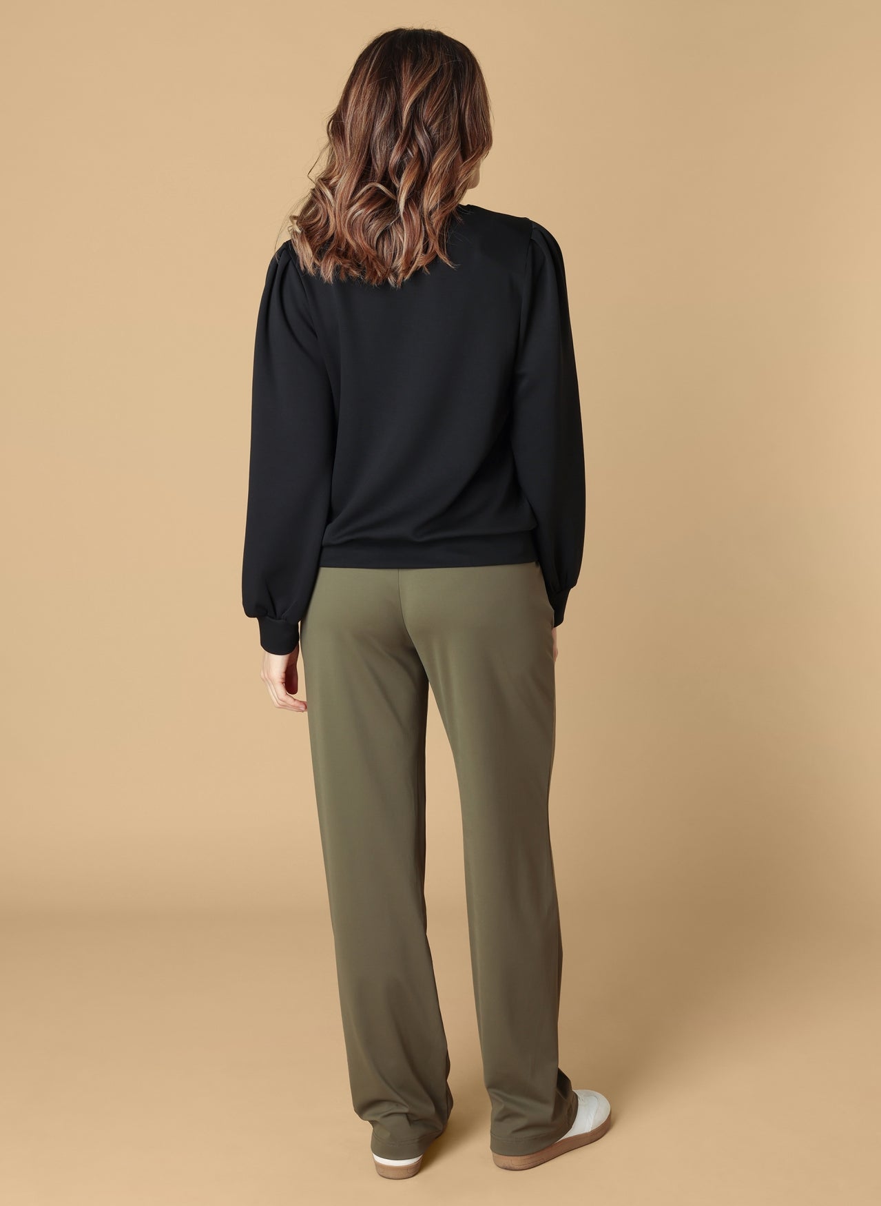 Ivy Beau sweater zwart zachte stof met pof mouwtje model Stelle black