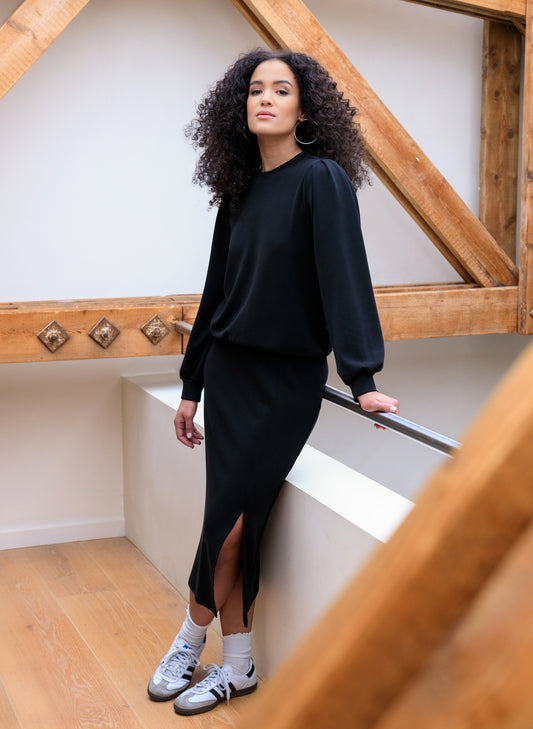 Ivy Beau sweater zwart zachte stof met pof mouwtje model Stelle black