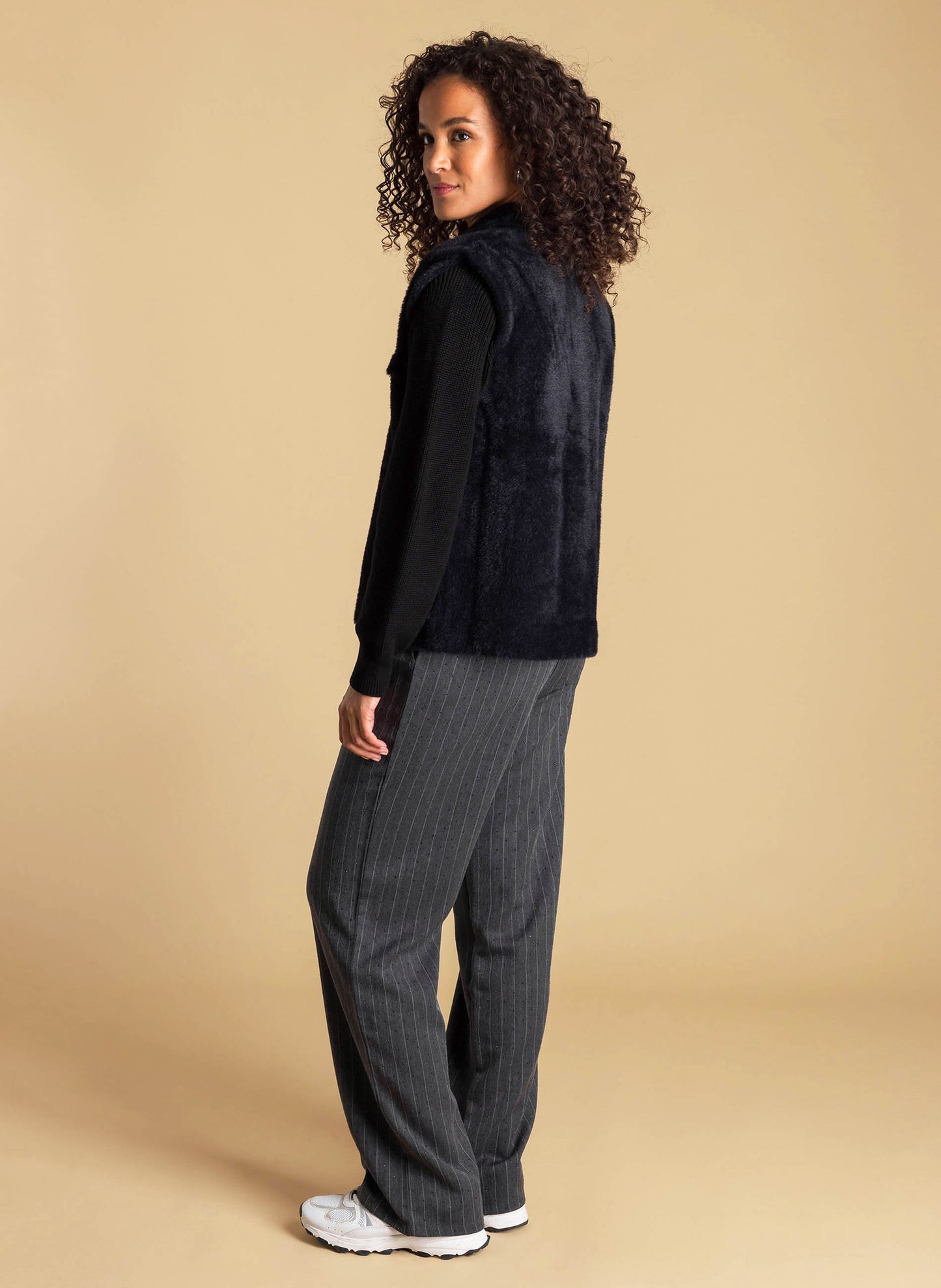 Ivy Beau vest zwart faux fur detail model Alyssa black