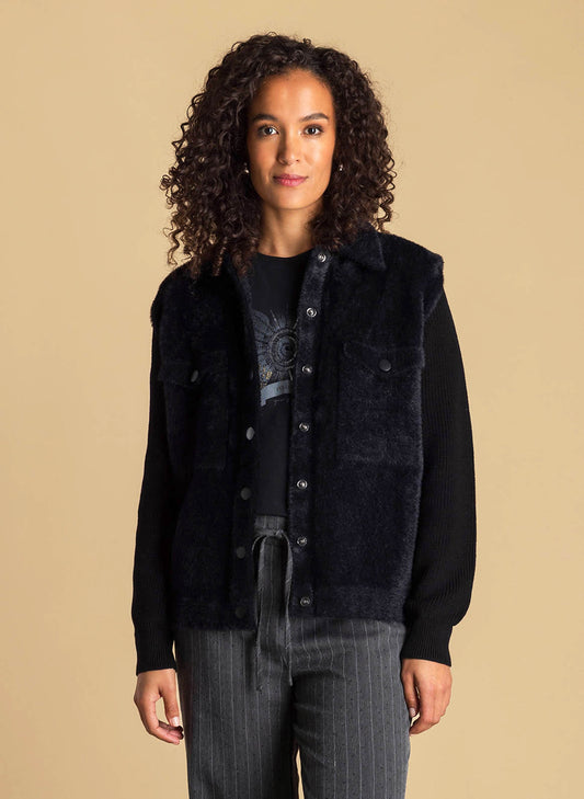 Ivy Beau vest zwart faux fur detail model Alyssa black
