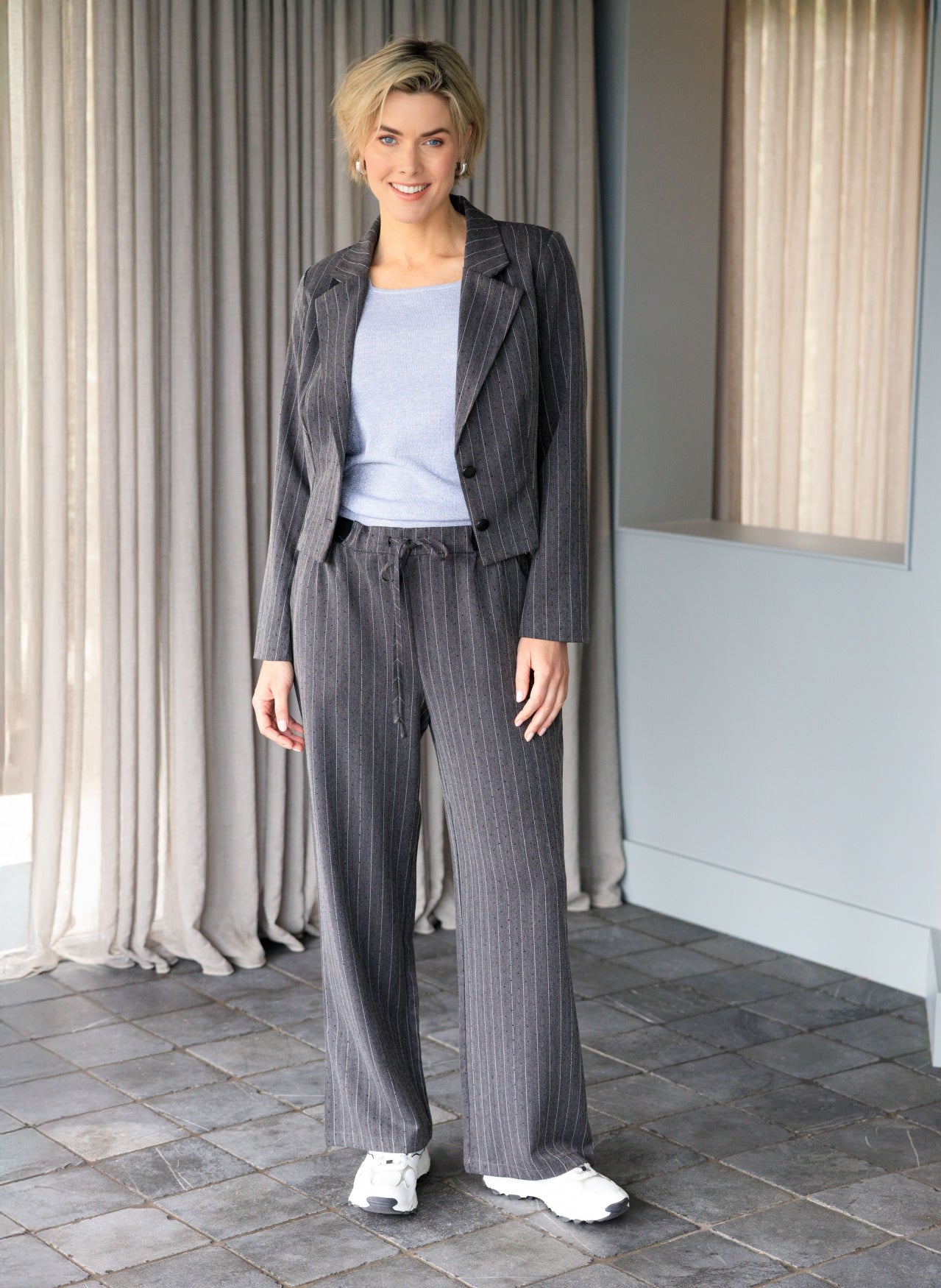 Ivy Beau grijze pinstripe met studs blazer cropped model Aleyna dark grey