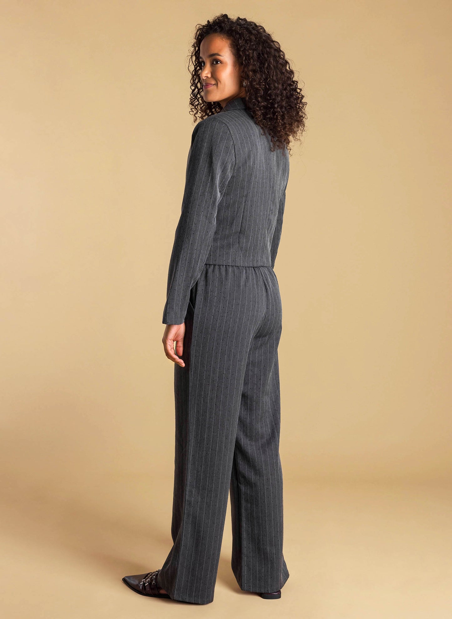 Ivy Beau grijze pinstripe met studs blazer cropped model Aleyna dark grey