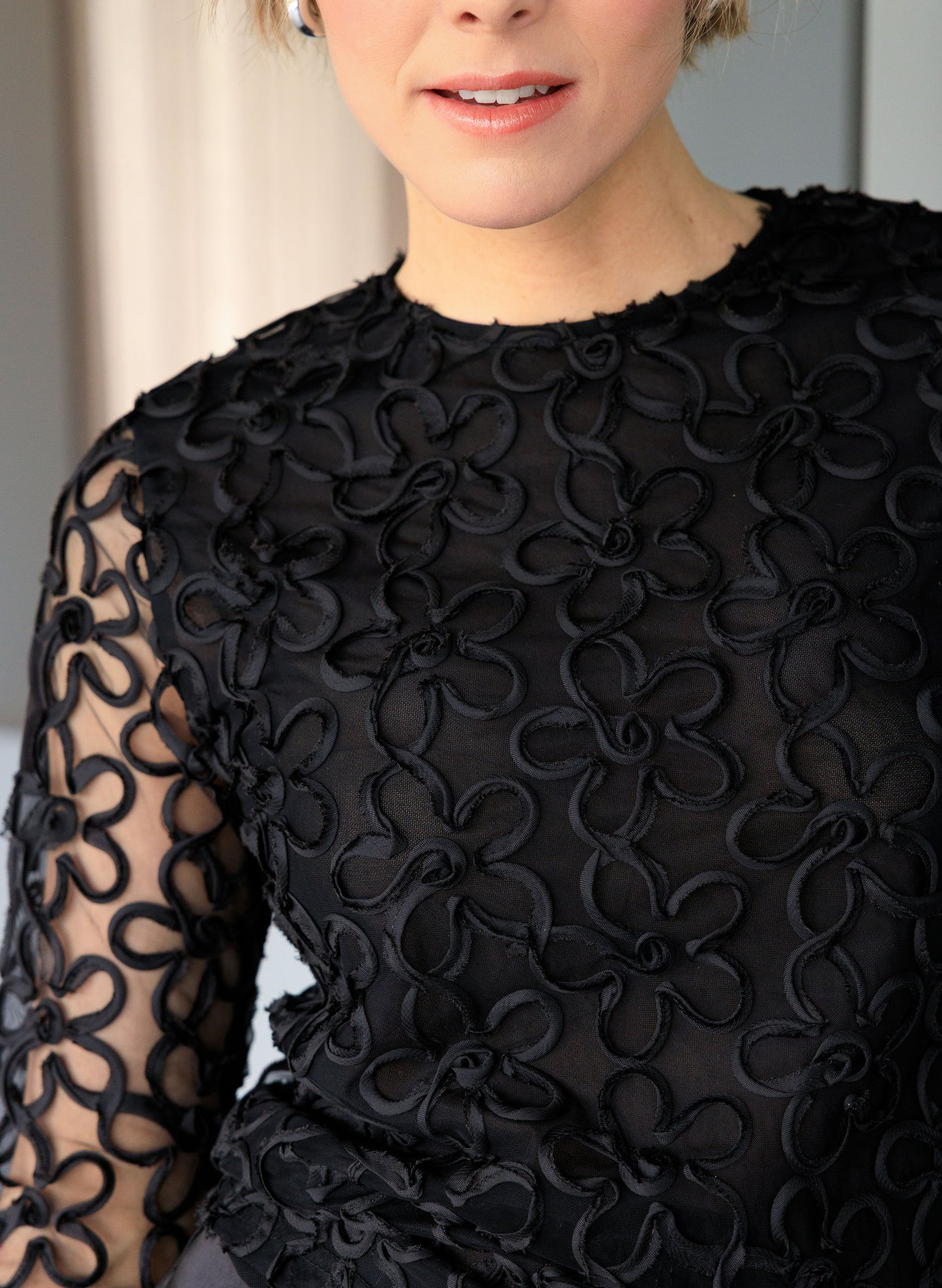 Ivy Beau blouse zwart doorschijnend met bloemen print model Annika black