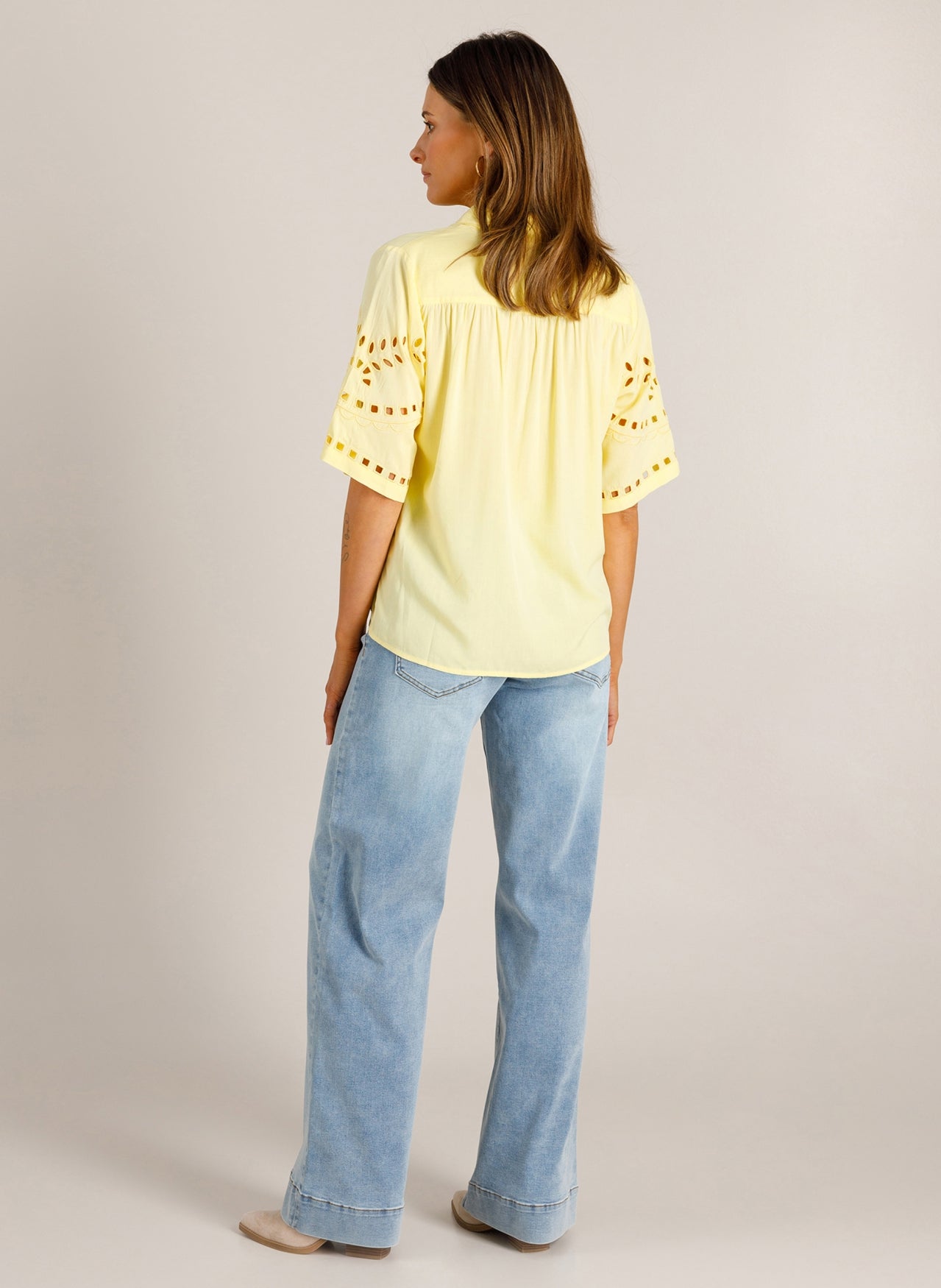 Ivy Beau blouse licht geel korte mouw model Vie Wax Yellow
