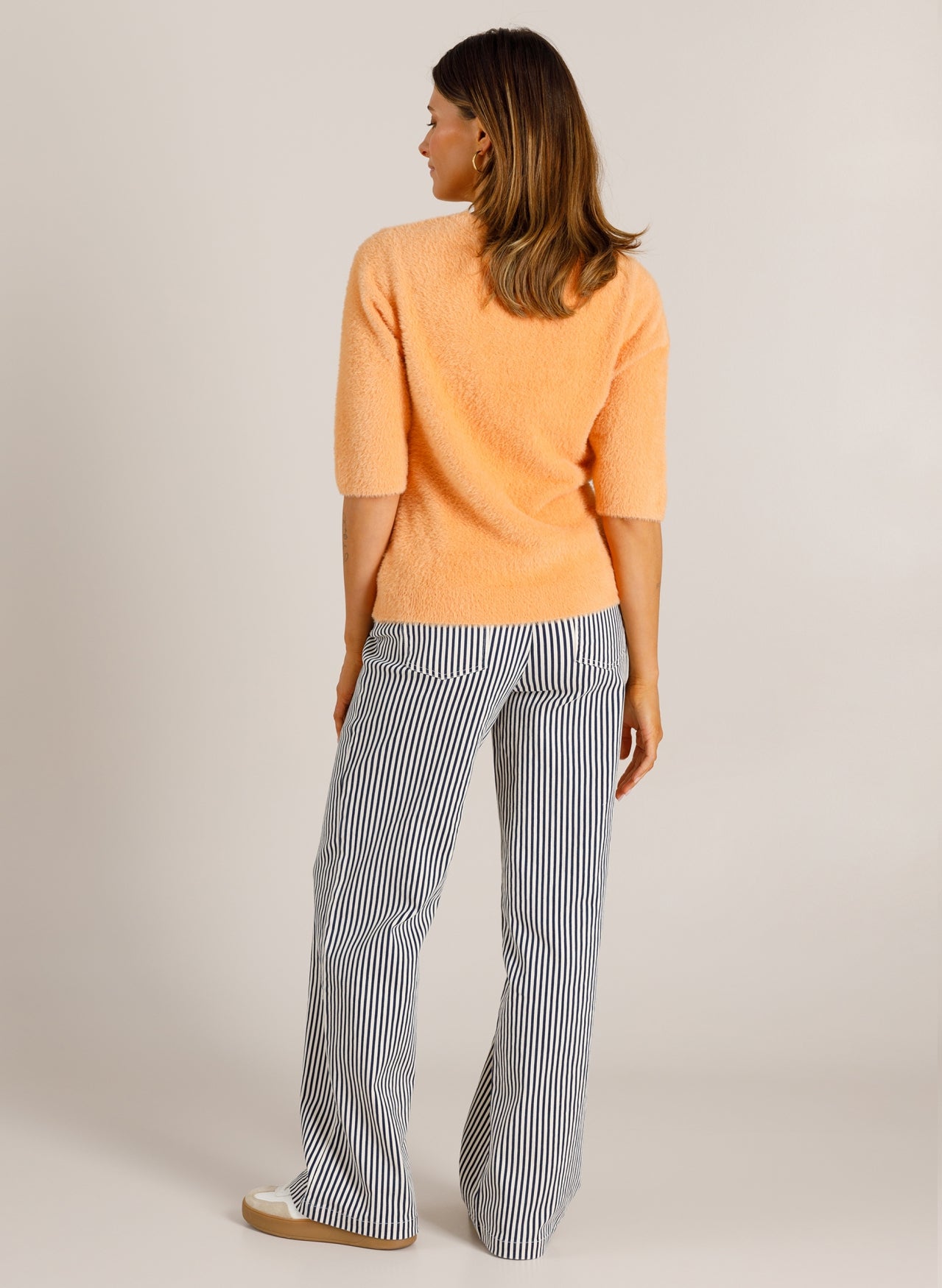 Ivy Beau truitje korte mouw fluffy stof oranje model Vica Peach