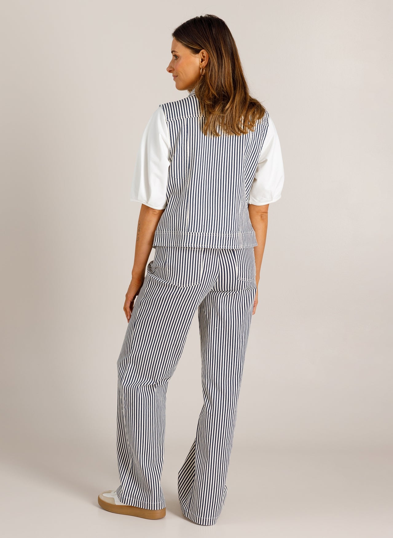 Ivy Beau gilet gestreept offwhite navy blauw model Vaneeza