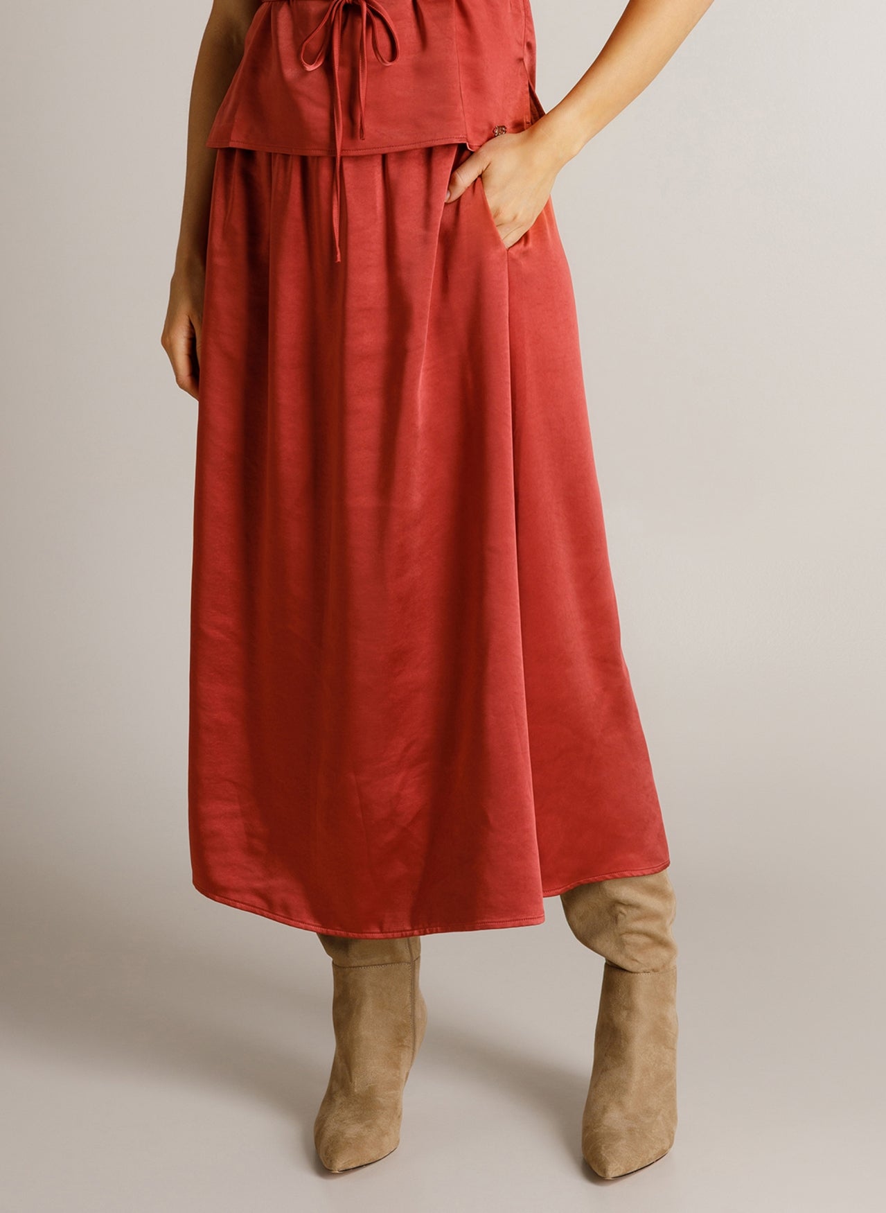 Ivy Beau rok satijn look roest rood model Dilana Barn Red