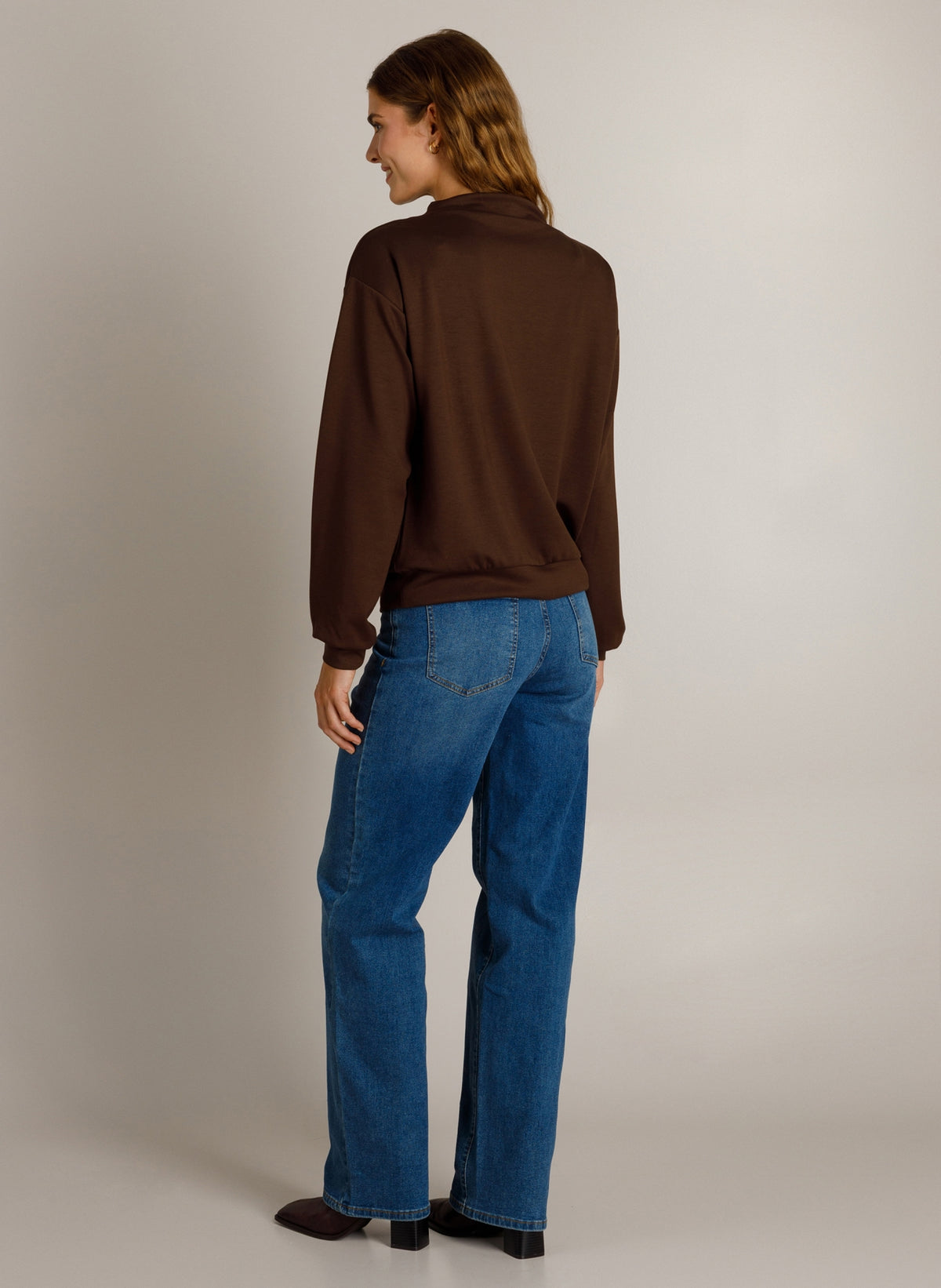 Ivy Beau sweater bruin trui model Kara chocolate brown