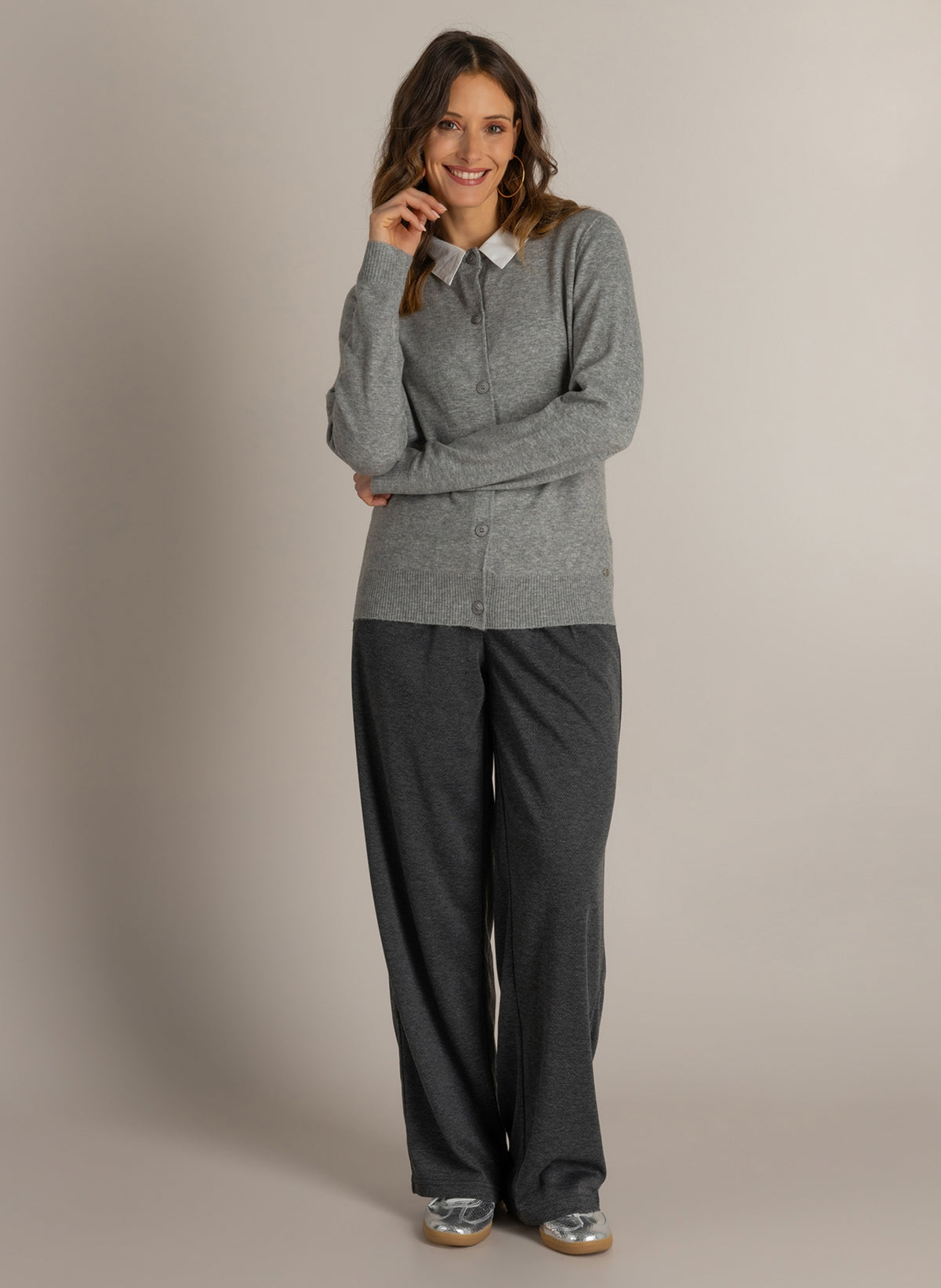 Ivy Beau grijs vest met afneembaar wit kraagje model Mine grey melange