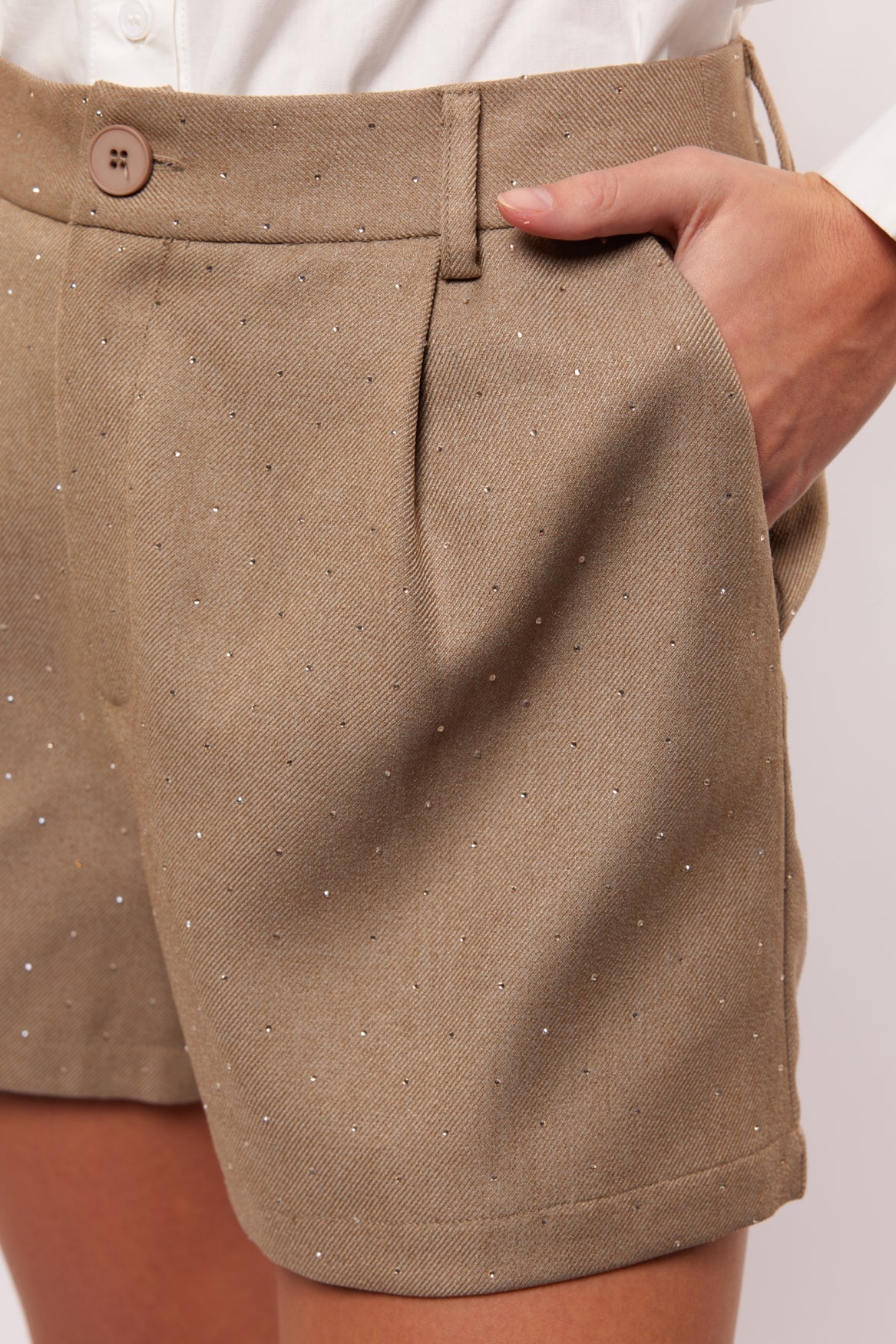 Fluresk beige met strass shortje model Yelena korte broek warm taupe