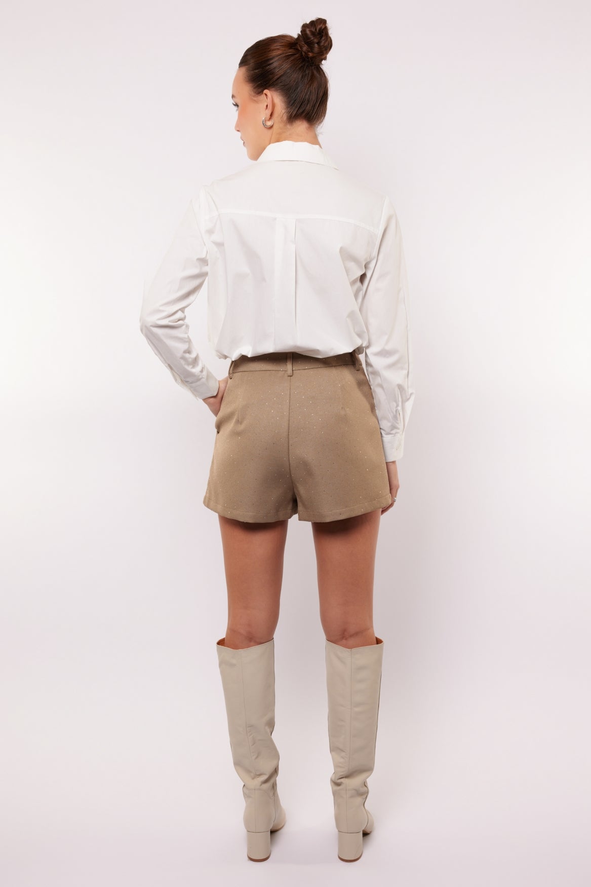 Fluresk beige met strass shortje model Yelena korte broek warm taupe