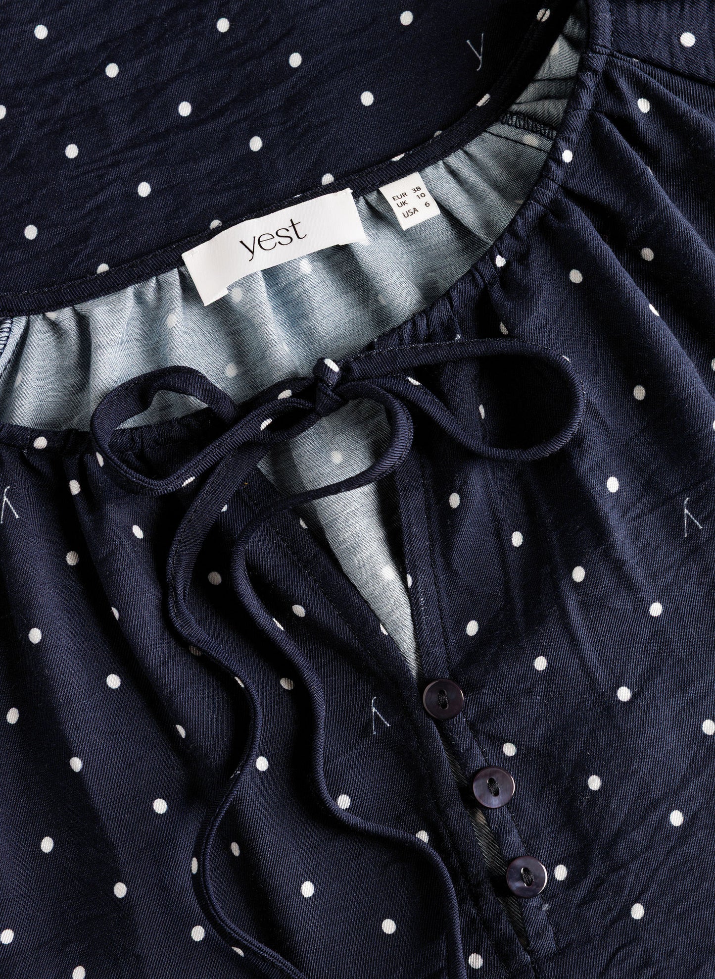 Yest Curve (Yesta) donker blauwe stippen blouse model Tosia dark blue offwhite polka dot