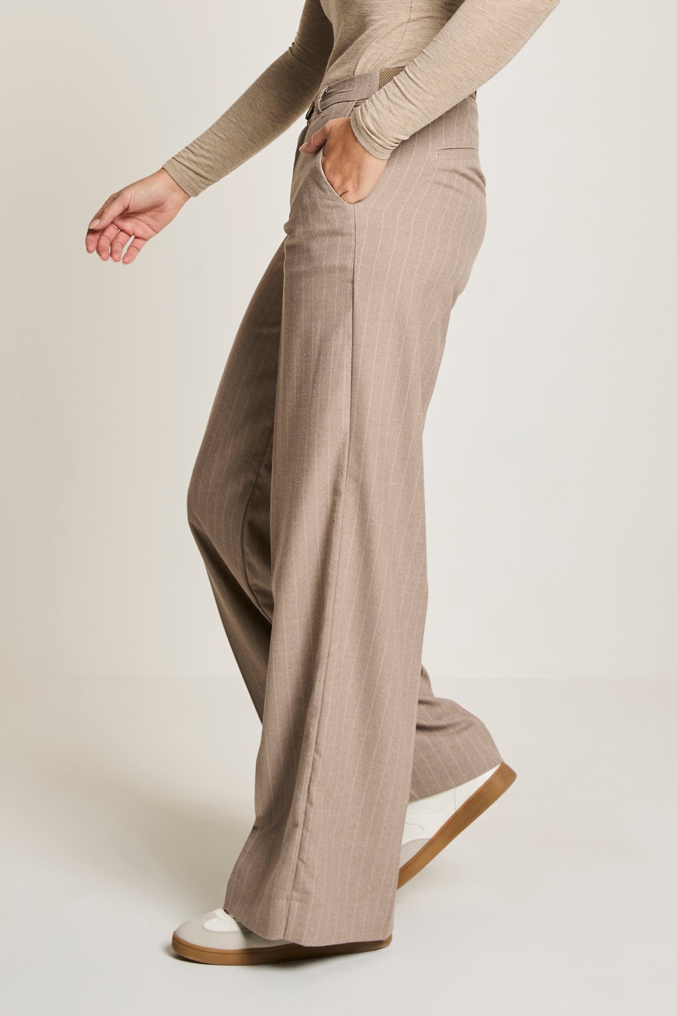ParaMi pantalon beige pinstripe model Cloe elastic city program