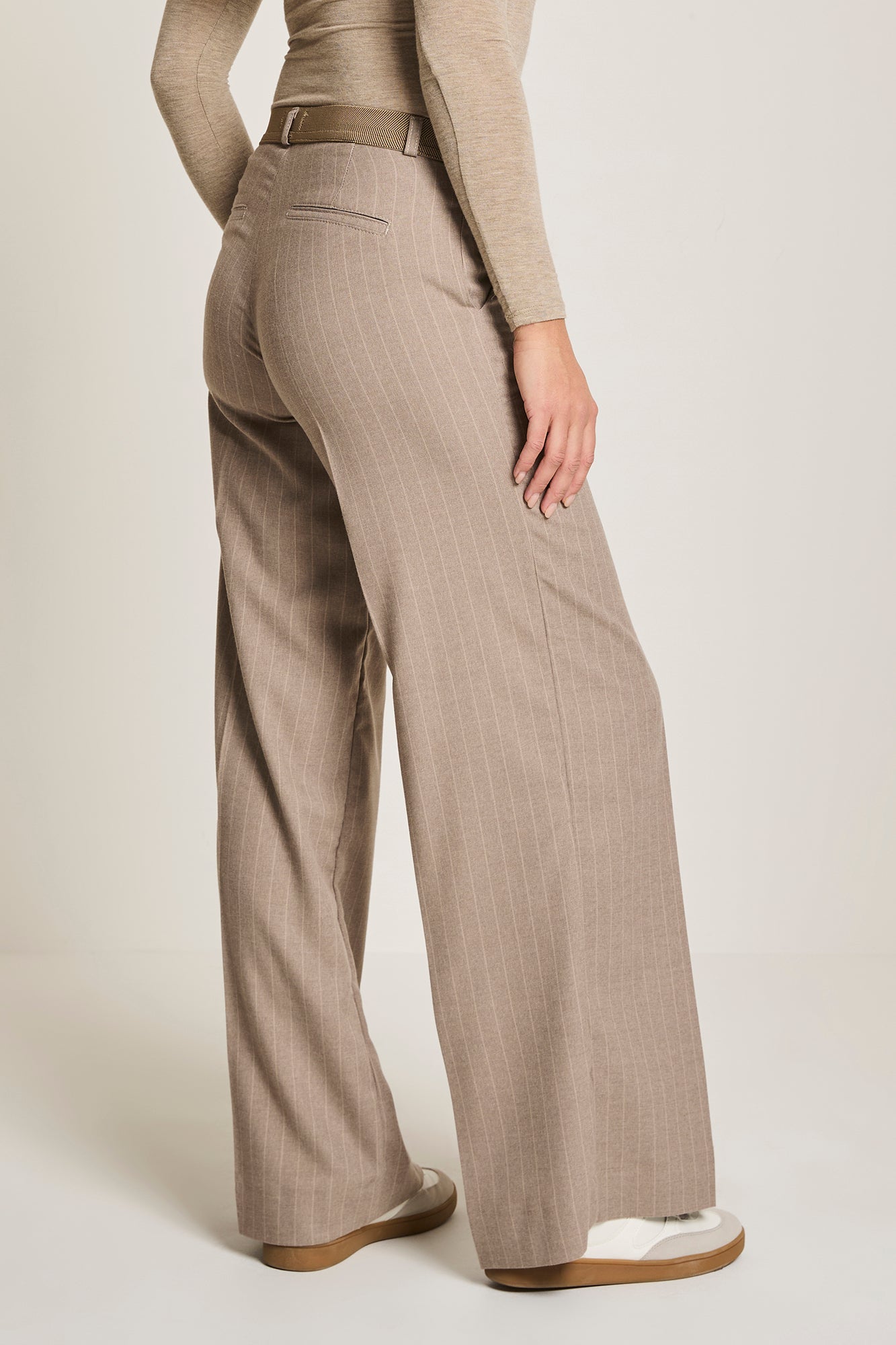 ParaMi pantalon beige pinstripe model Cloe elastic city program
