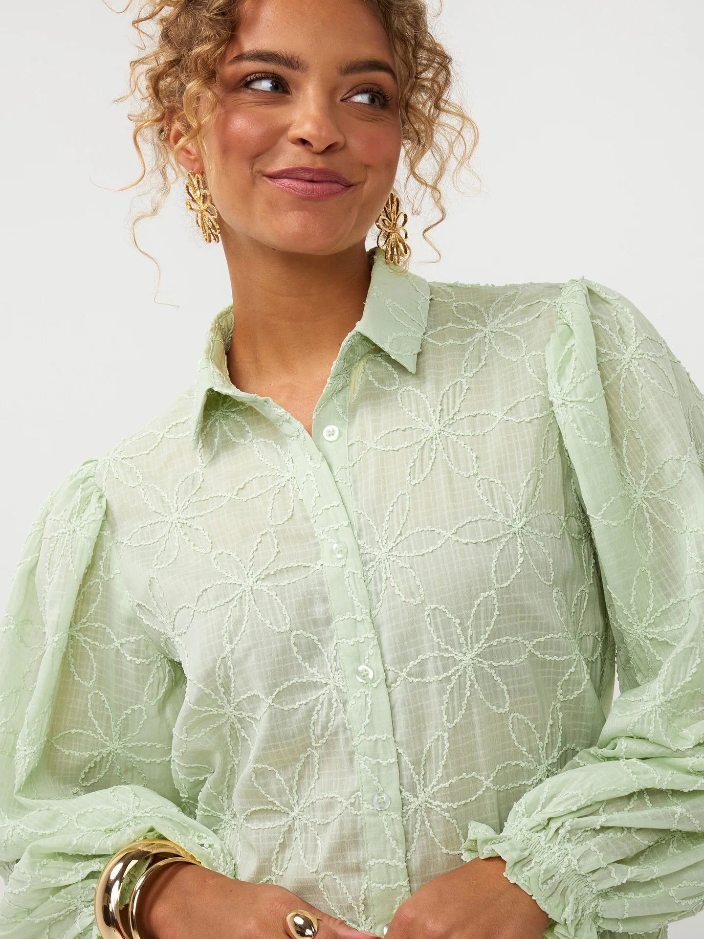 Ydence blouse licht groen model Isamae soft green met borduursel als detail