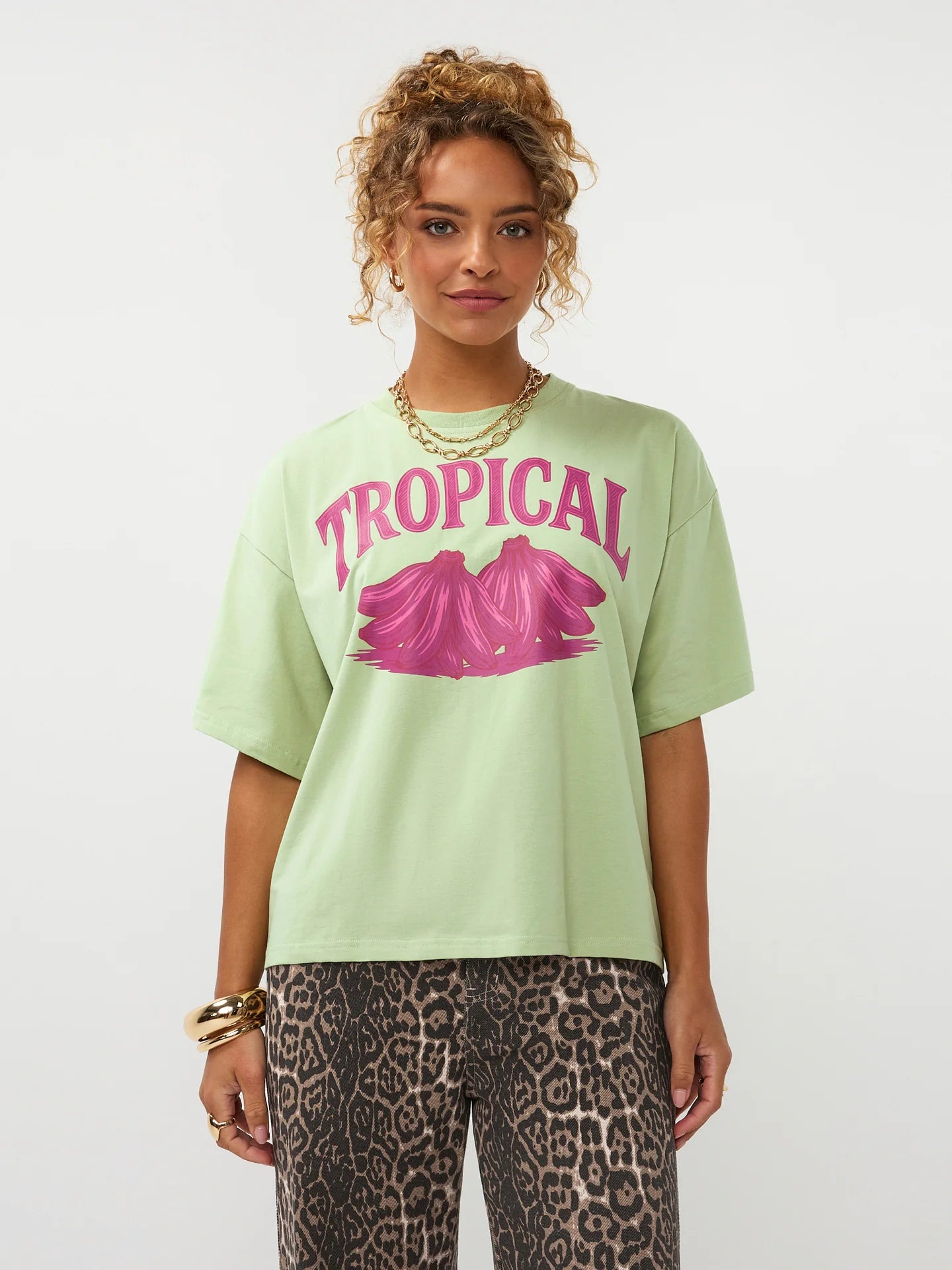 Ydence T-shirt groen met roze opdruk model Tropical soft green oversized fit