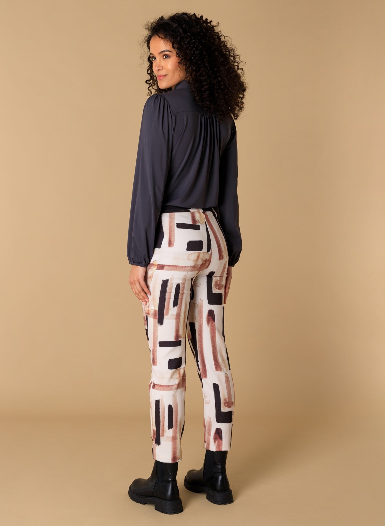 Ivy Beau broek print beige zand grijze blokken model Pita