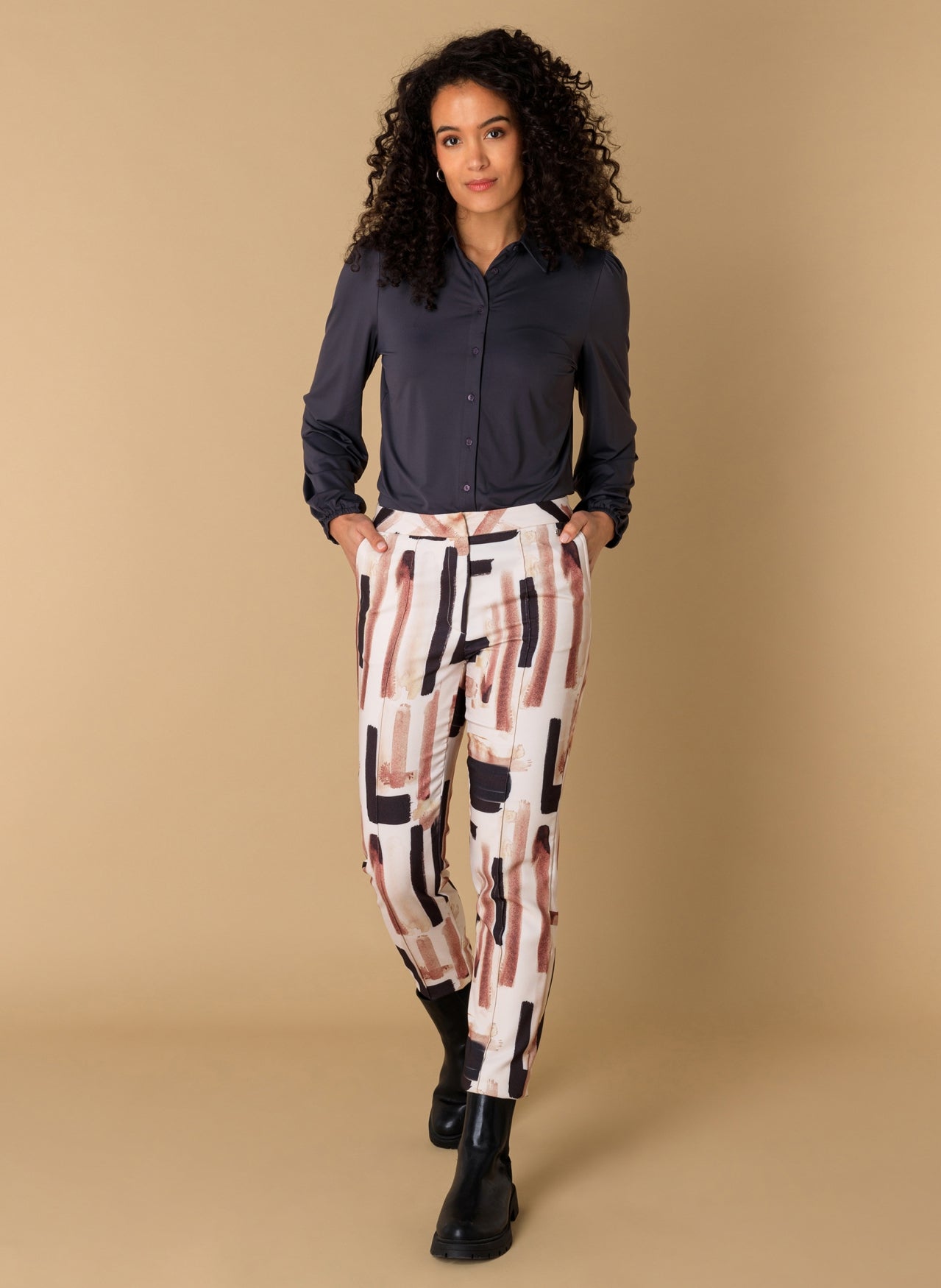 Ivy Beau broek print beige zand grijze blokken model Pita